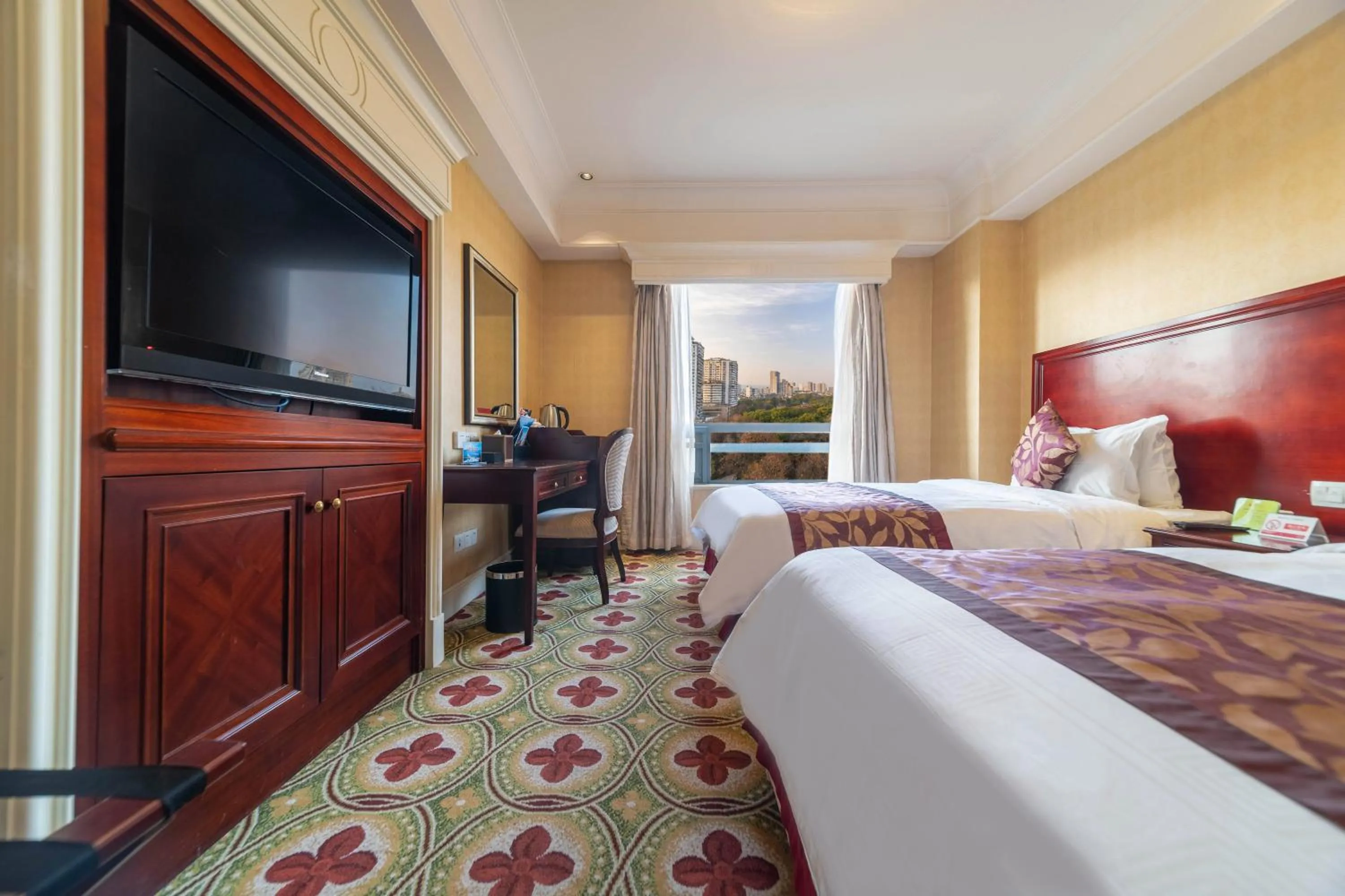 Photo of the whole room, Bed in Ramada Yichang Hotel