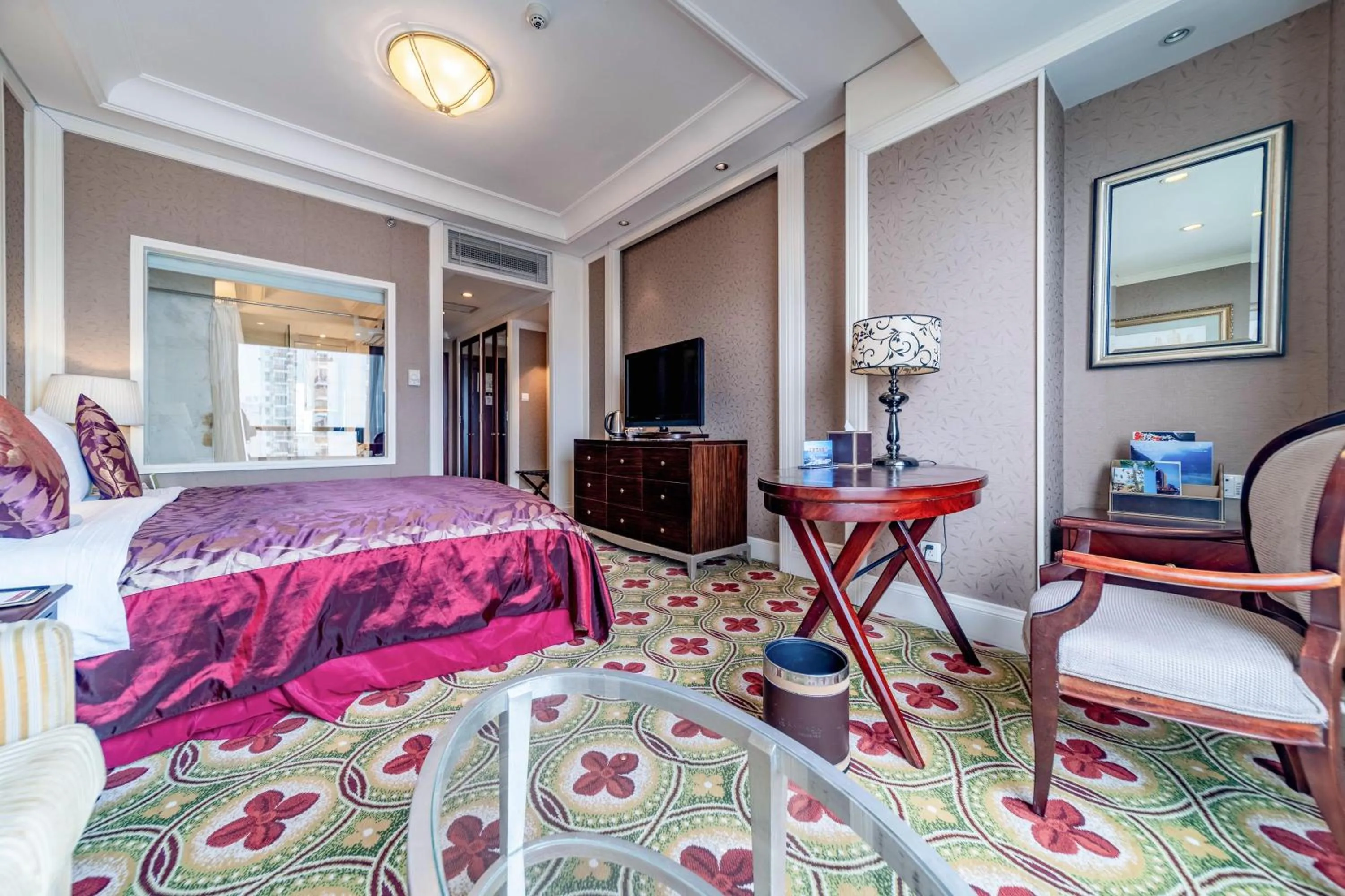 Photo of the whole room, Bed in Ramada Yichang Hotel