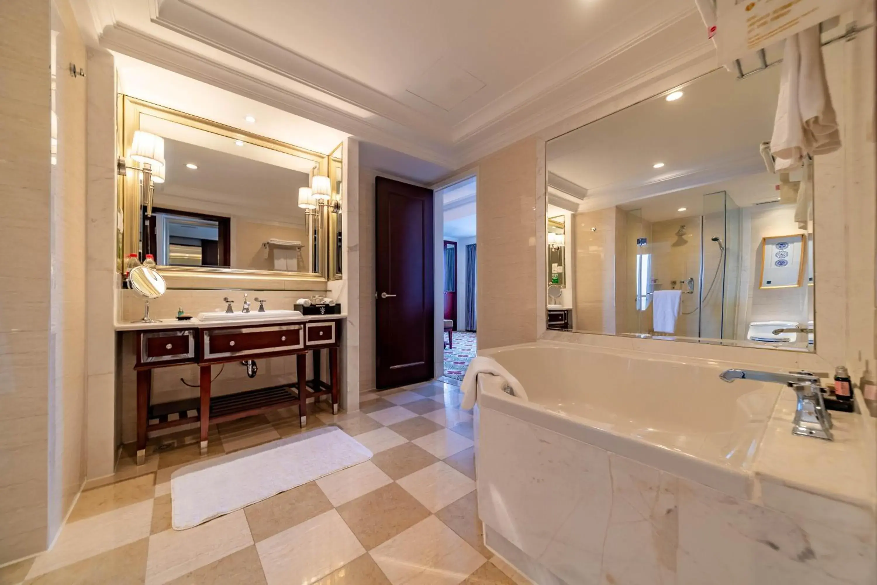 Executive King Suite - Non-Smoking in Ramada Yichang Hotel Executive King Suite - Non-Smoking in Ramada Yichang Hotel