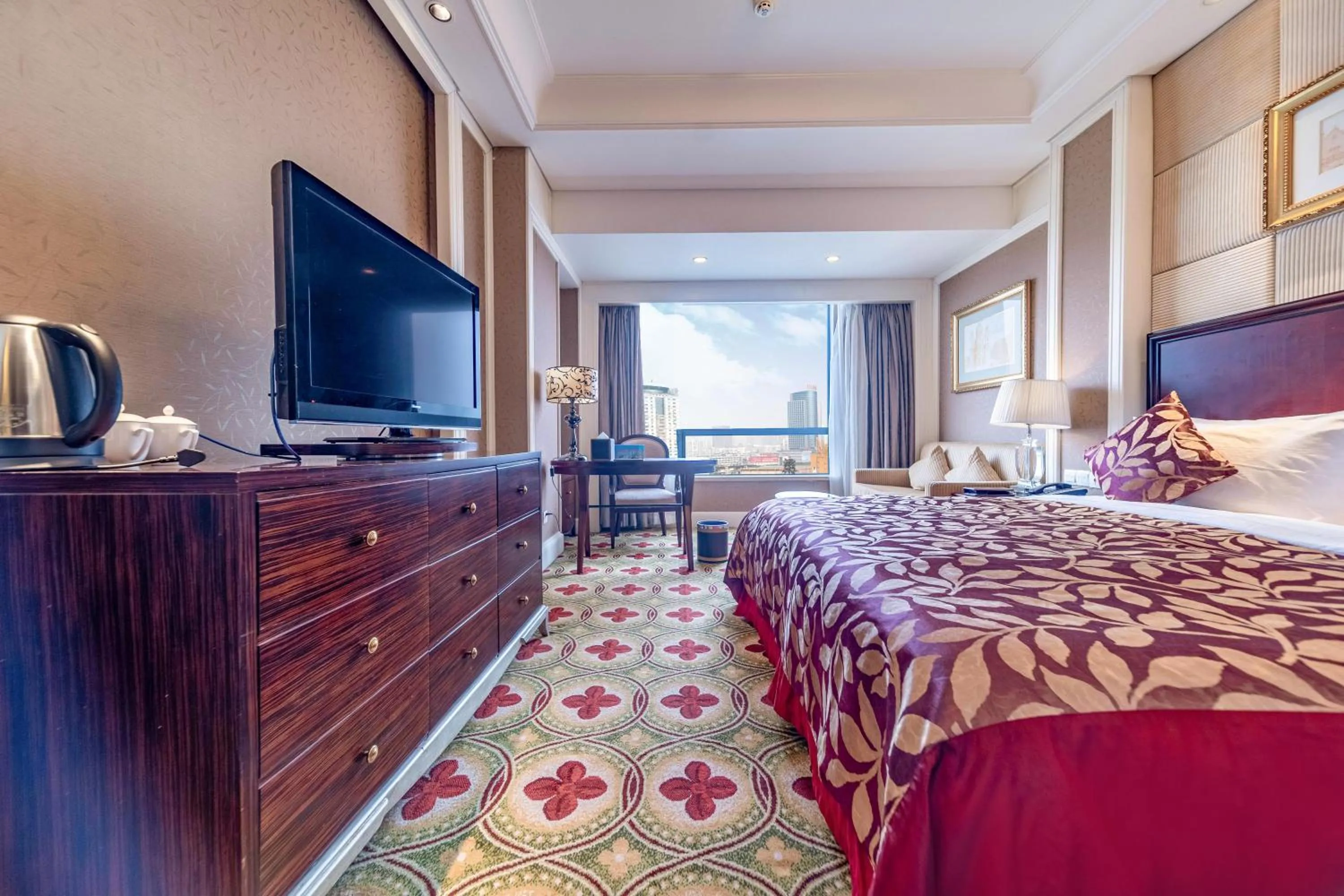 Photo of the whole room, Bed in Ramada Yichang Hotel