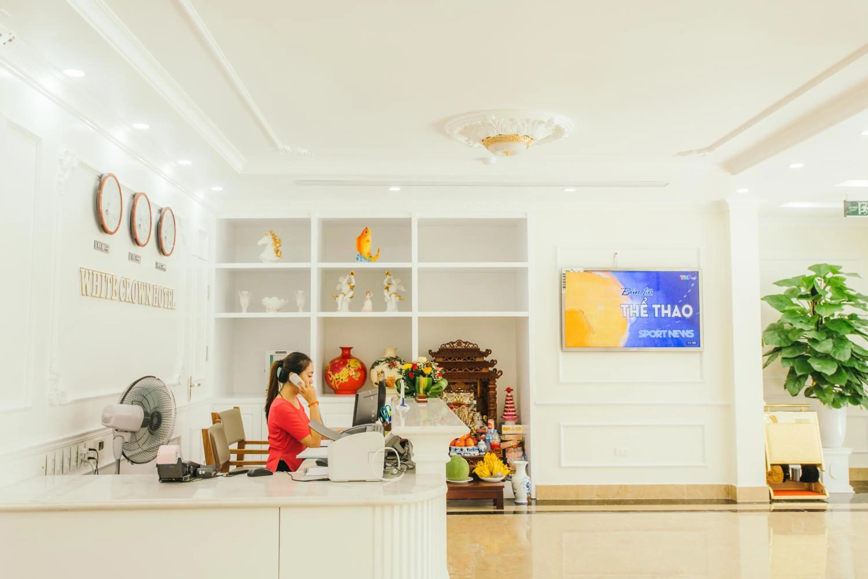 Communal lounge/ TV room in White Crown Hotel