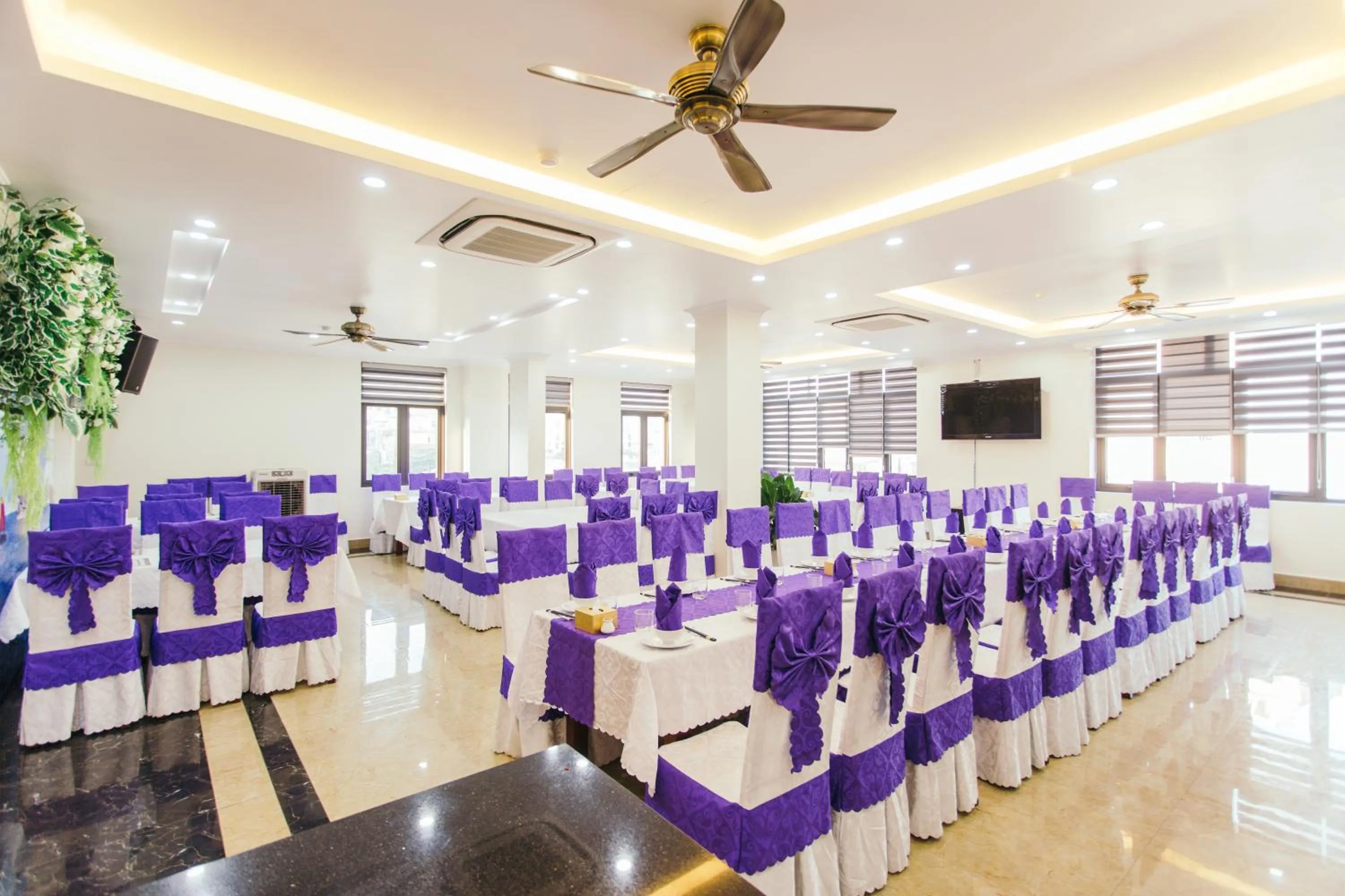 Restaurant/places to eat in White Crown Hotel