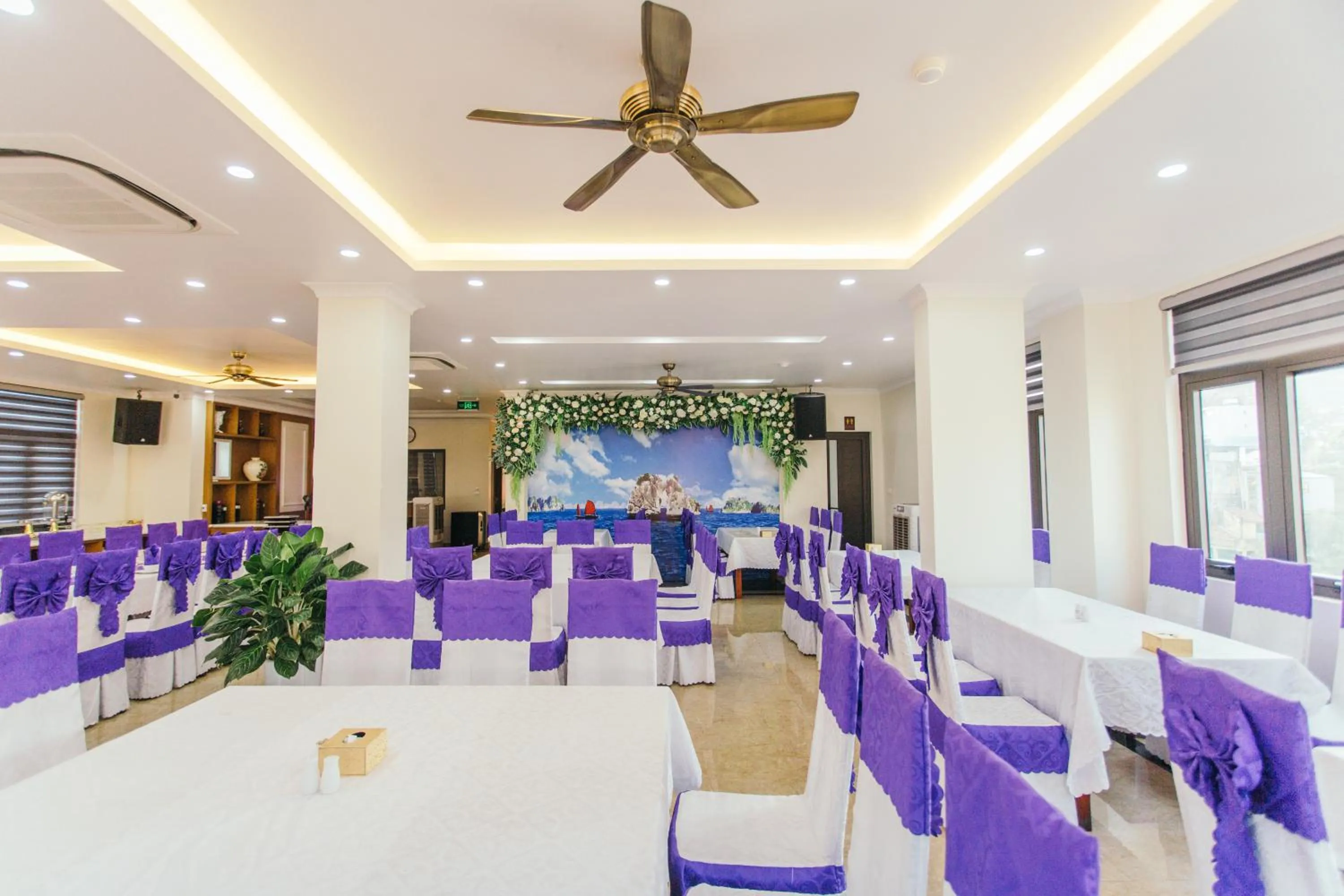 Restaurant/places to eat in White Crown Hotel