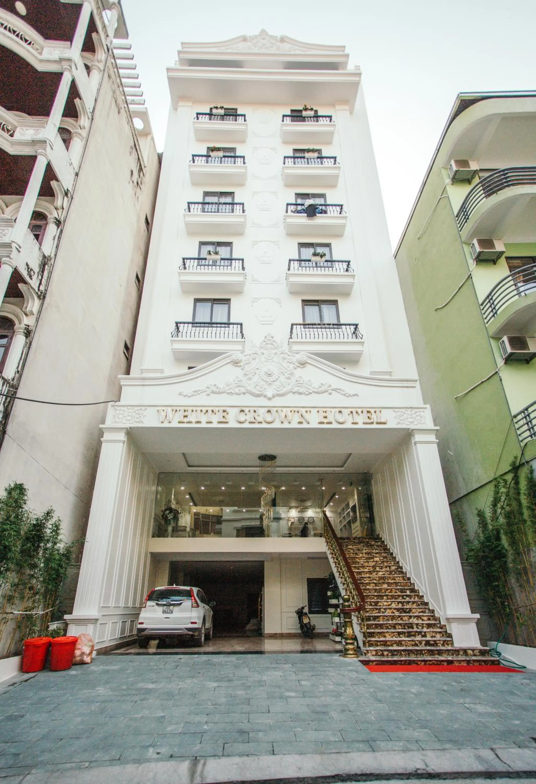 Facade/entrance in White Crown Hotel