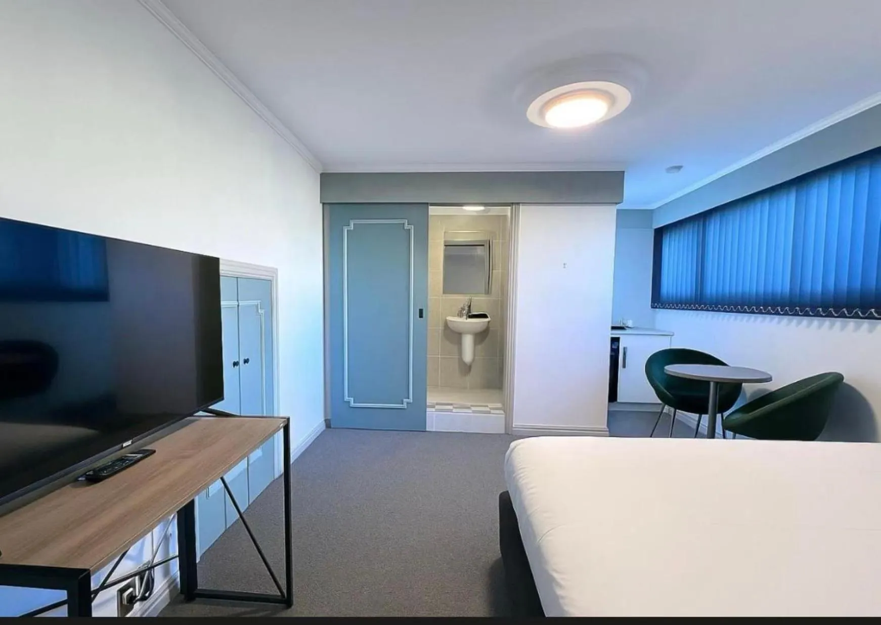 Photo of the whole room, Bed in Pure Motel