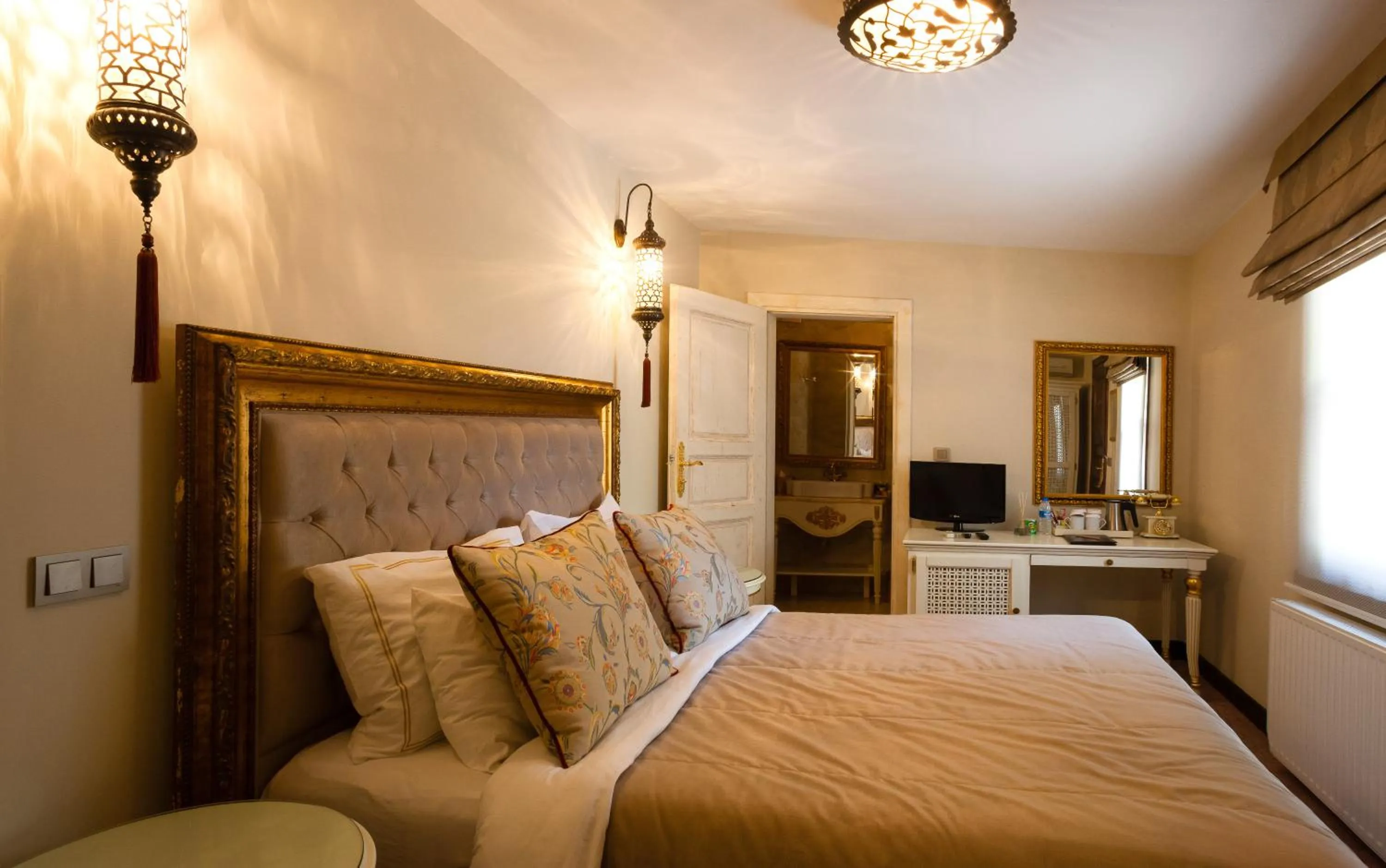 Bed in İstanbul Bosphorus Hotel Symbola