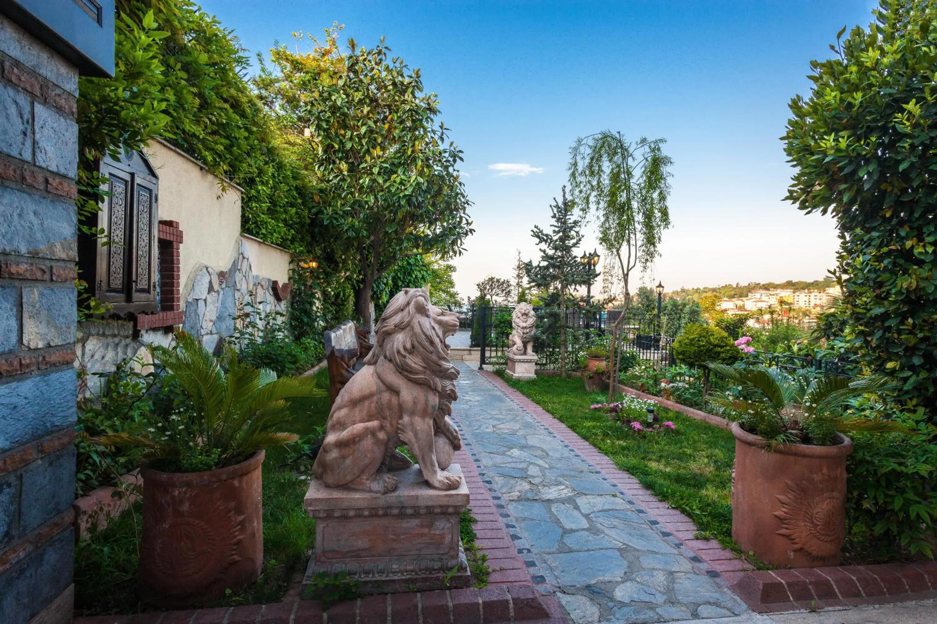 Garden view in İstanbul Bosphorus Hotel Symbola