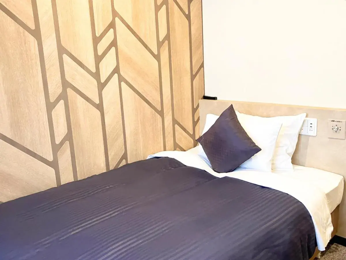 Double Room with Small Double Bed - single occupancy - Non-Smoking in HOTEL LiVEMAX BUDGET Chofu-Ekimae Double Room with Small Double Bed - single occupancy - Non-Smoking in HOTEL LiVEMAX BUDGET Chofu-Ekimae