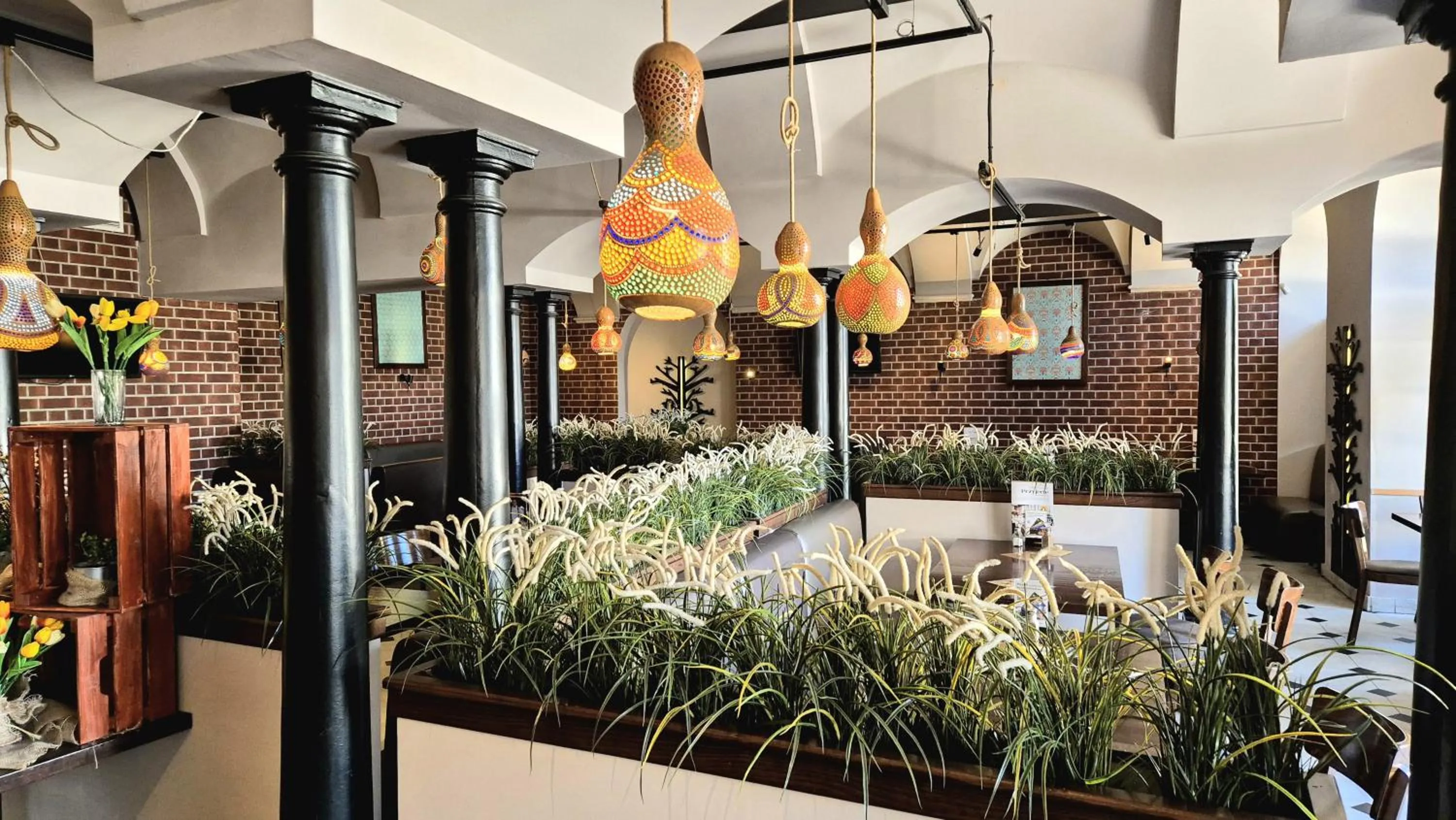 Restaurant/places to eat in Main Square Apartments