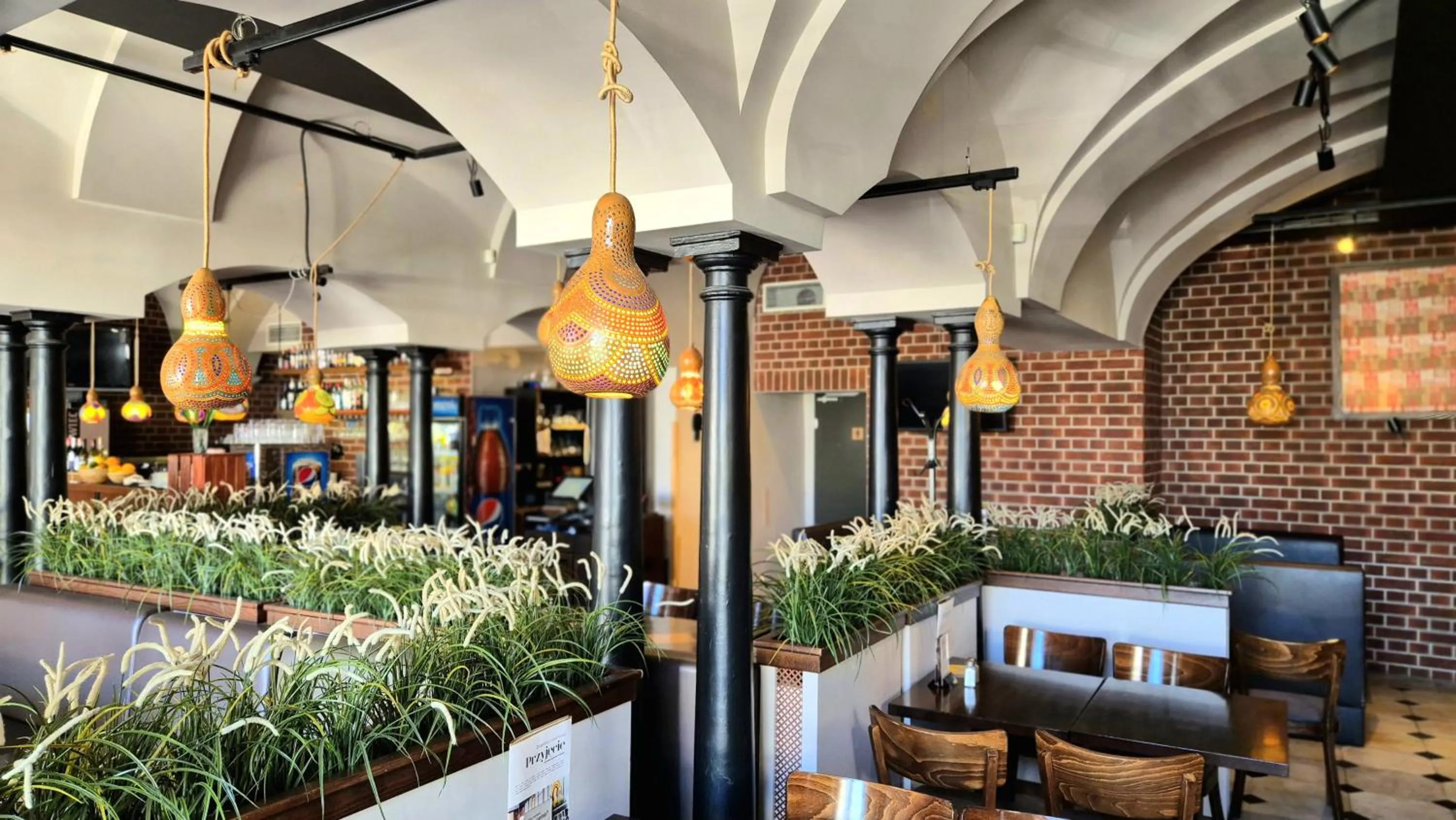 Restaurant/places to eat in Main Square Apartments