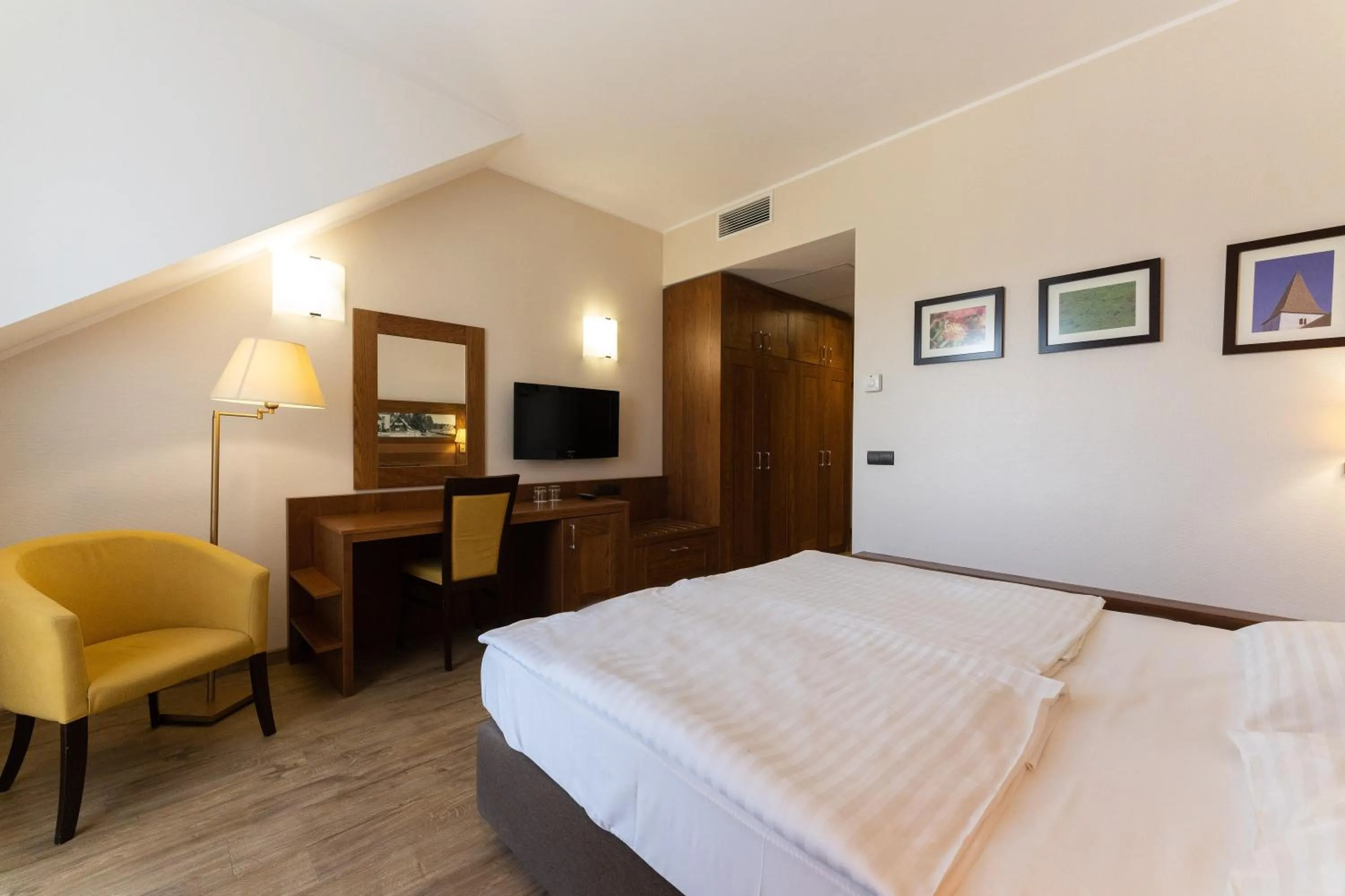 Communal lounge/ TV room, Bed in Hotel Arena Maribor
