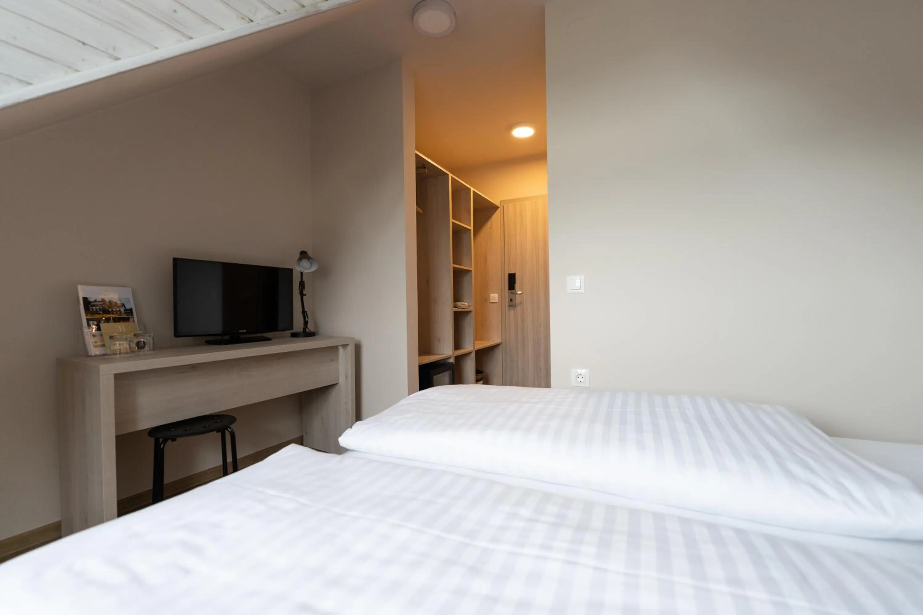 Communal lounge/ TV room, Bed in Hotel Arena Maribor