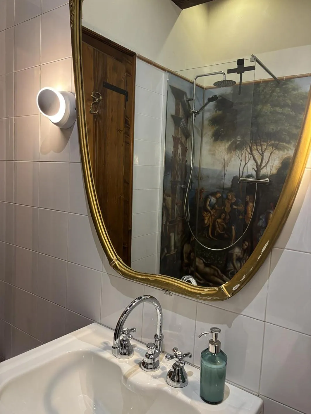 Bathroom in La Celeste Galeria