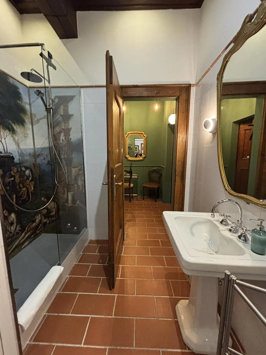 Shower in La Celeste Galeria