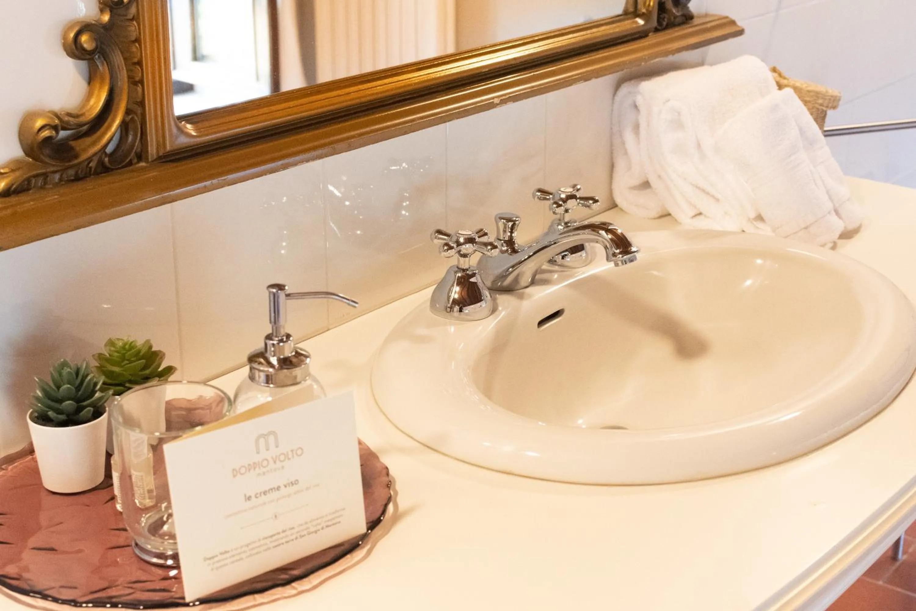 Hot Tub in La Celeste Galeria