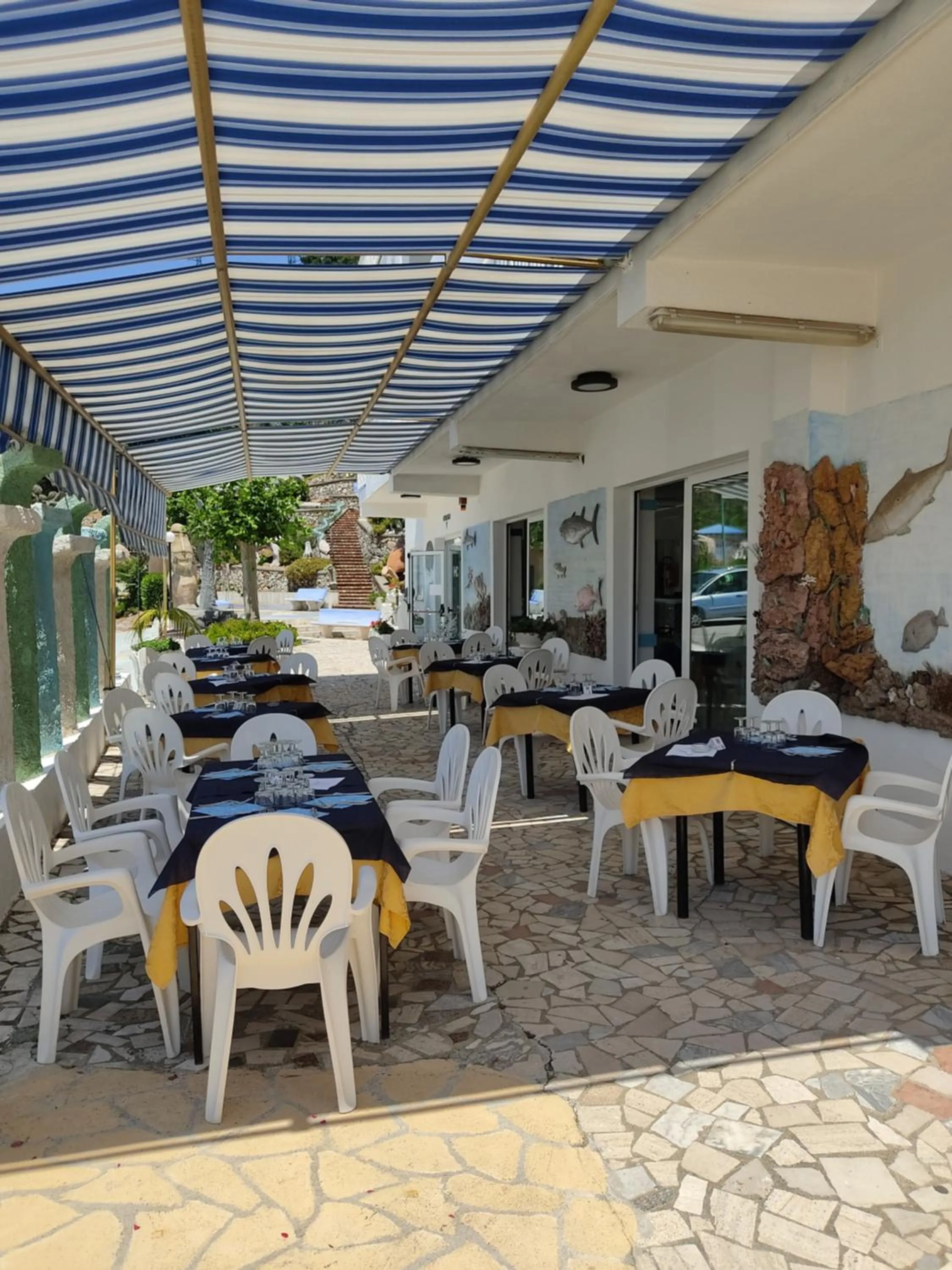 Restaurant/places to eat in Hotel La Carruba