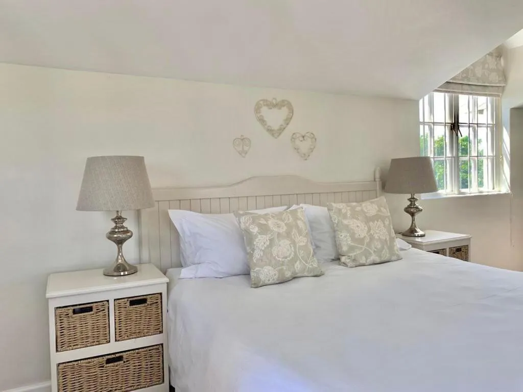 Bedroom, Bed in Anchor's Rest