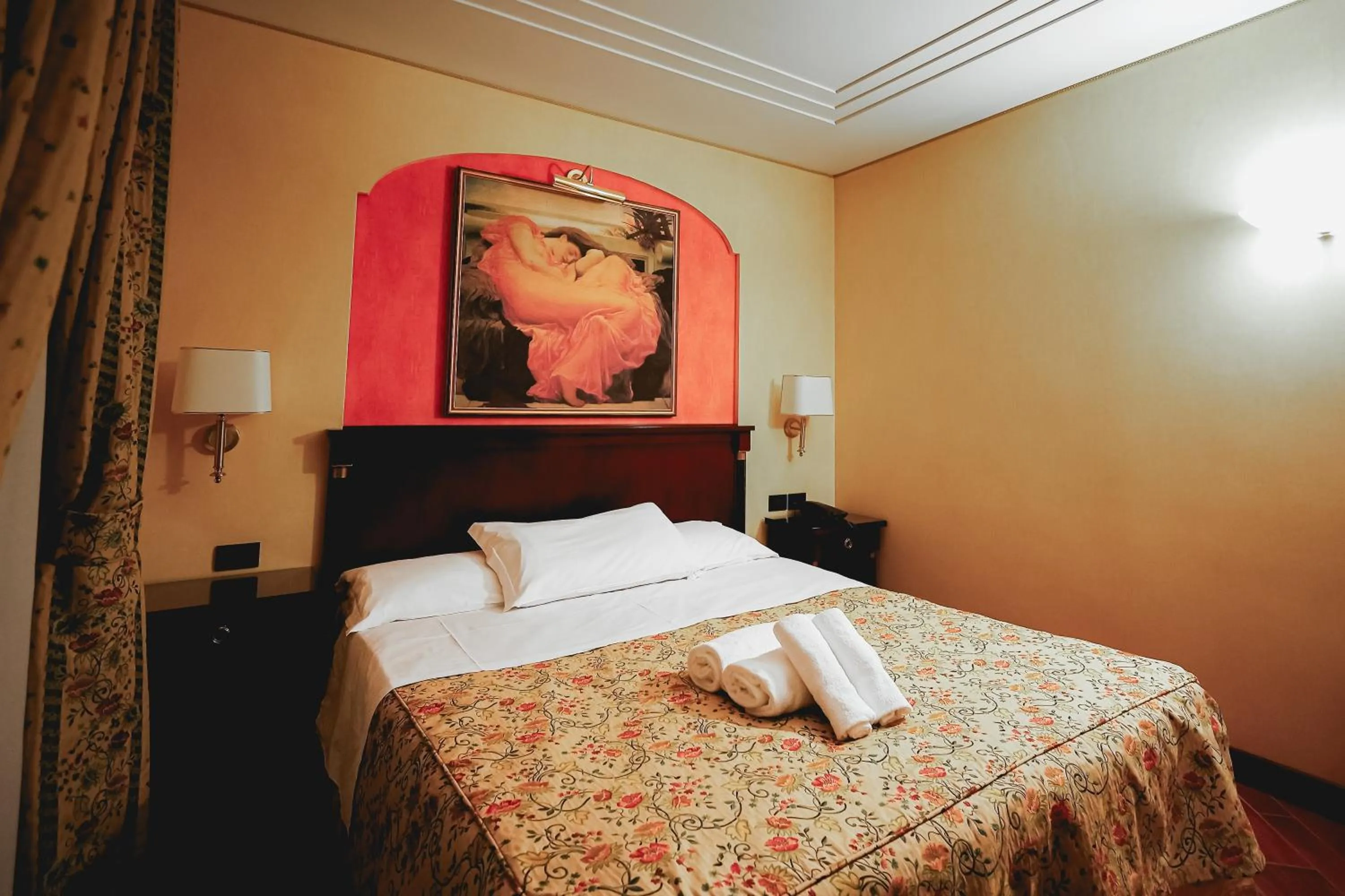 Bed in Hotel Petite Fleur