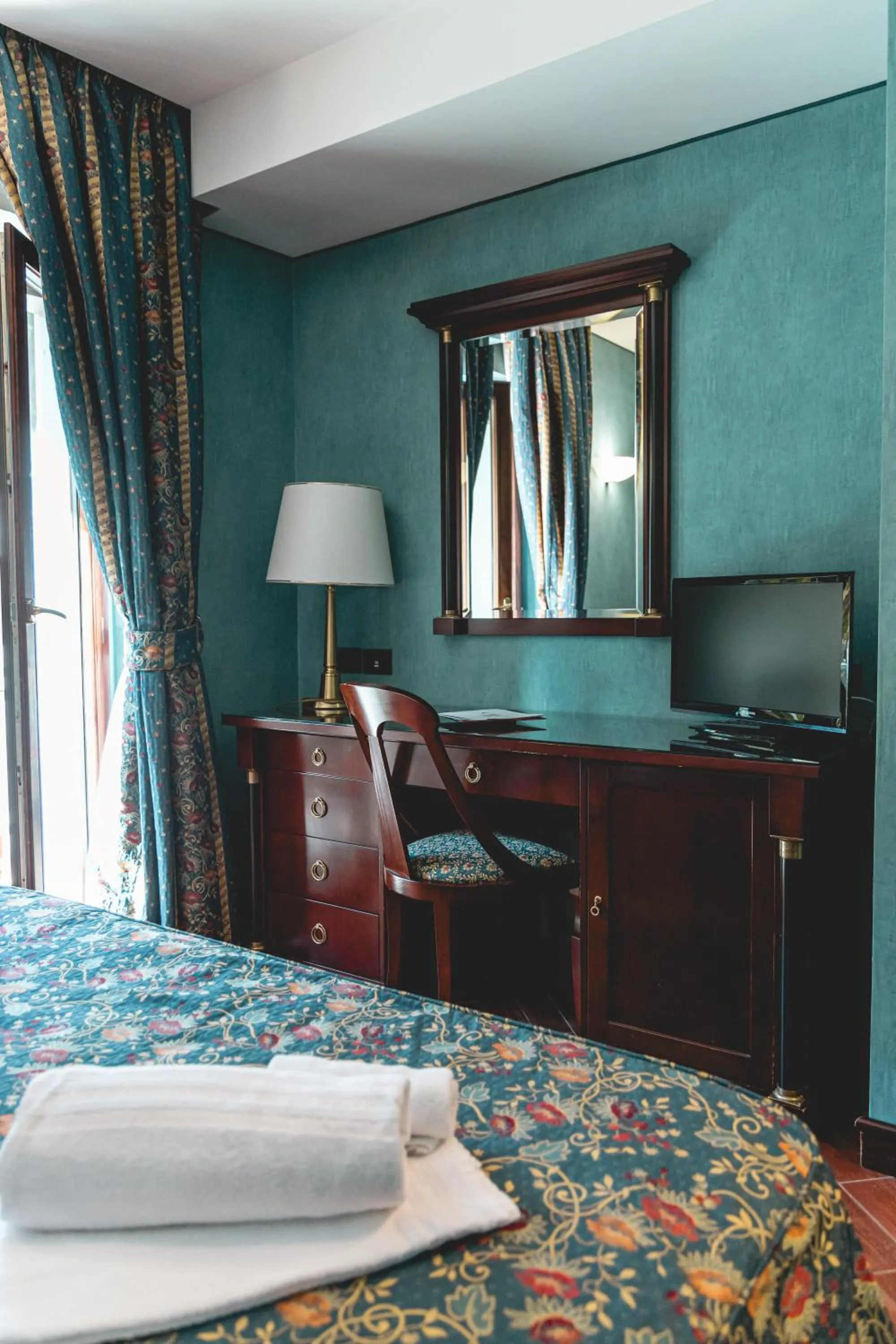 Bed in Hotel Petite Fleur