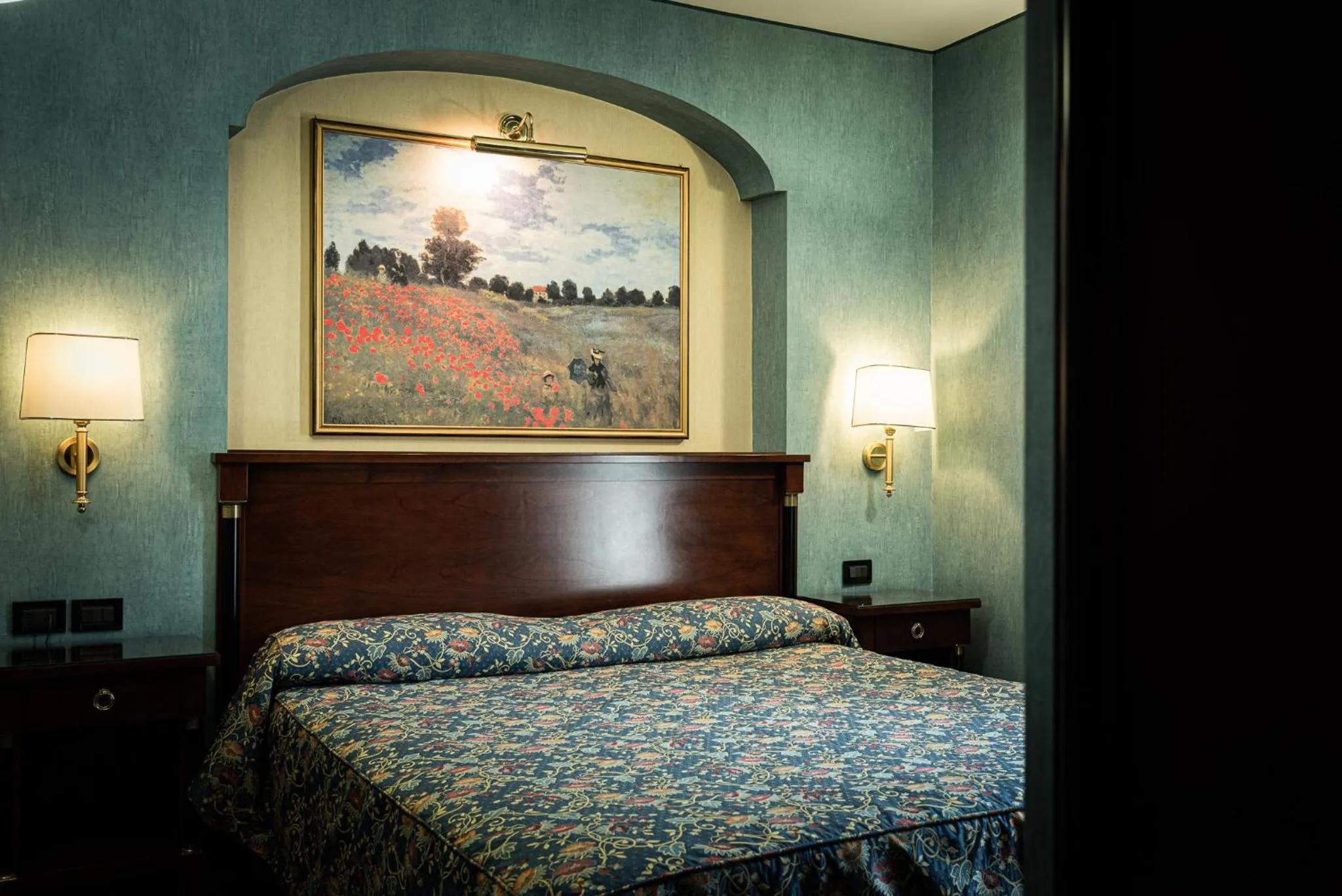 Bed in Hotel Petite Fleur