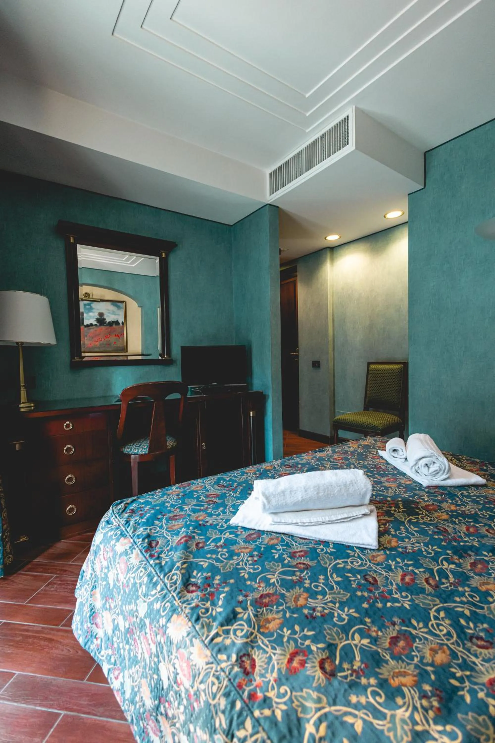 Bed in Hotel Petite Fleur