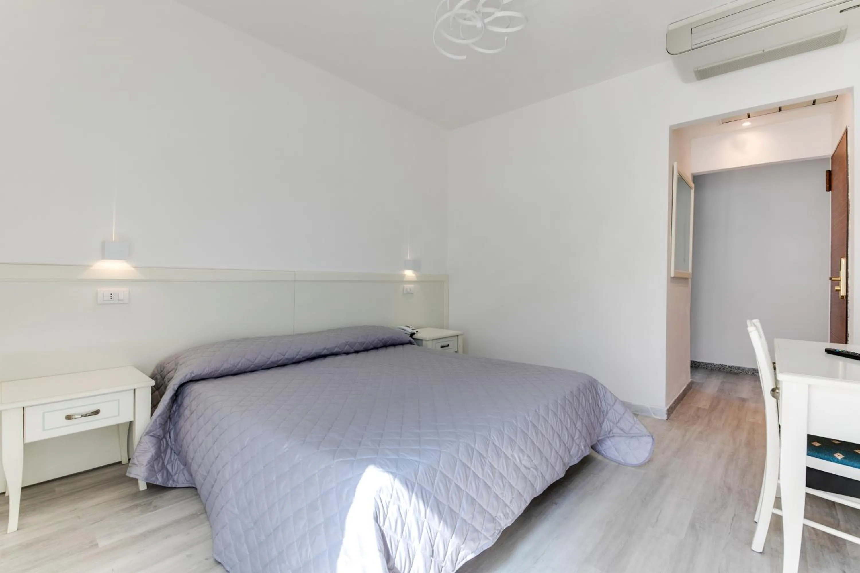 Bed in MARITTIMO Riccione - Hotel Clipper FRONTE MARE