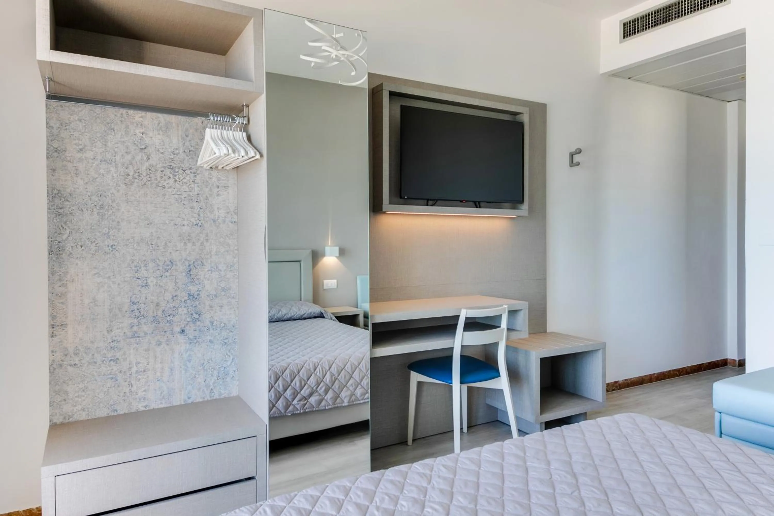Bed in MARITTIMO Riccione - Hotel Clipper FRONTE MARE