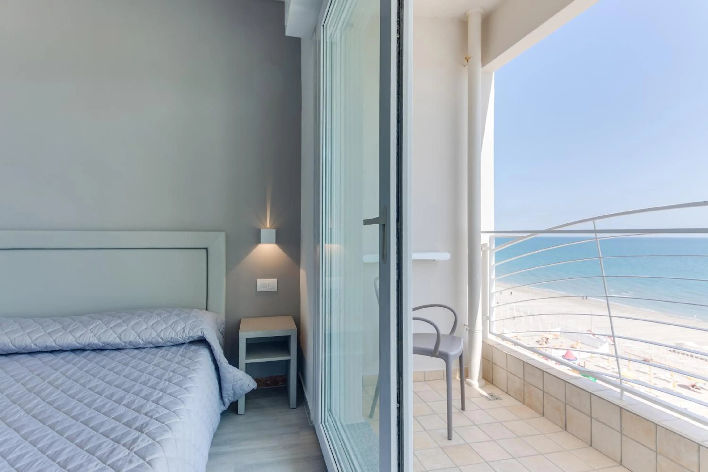 Bed in MARITTIMO Riccione - Hotel Clipper FRONTE MARE