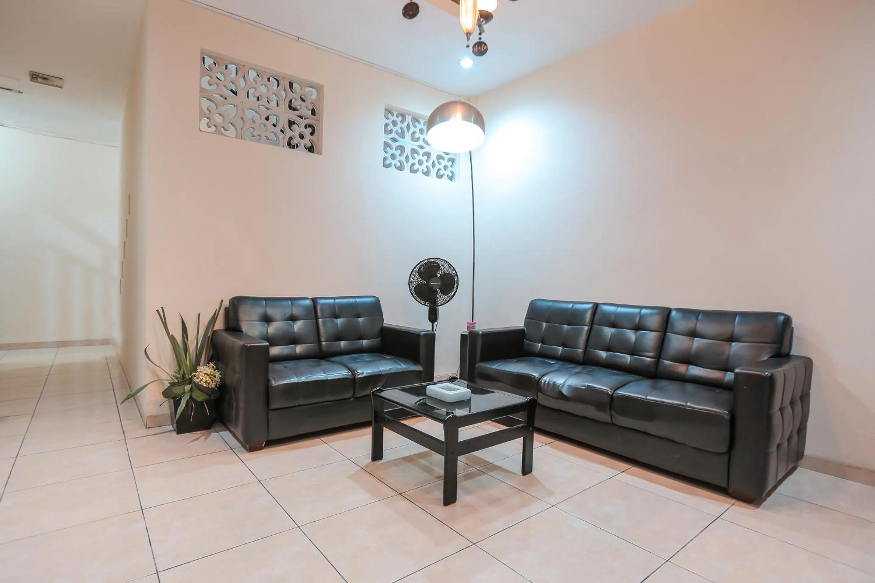 Lobby or reception, Seating Area in OYO 122 Oekude Kost