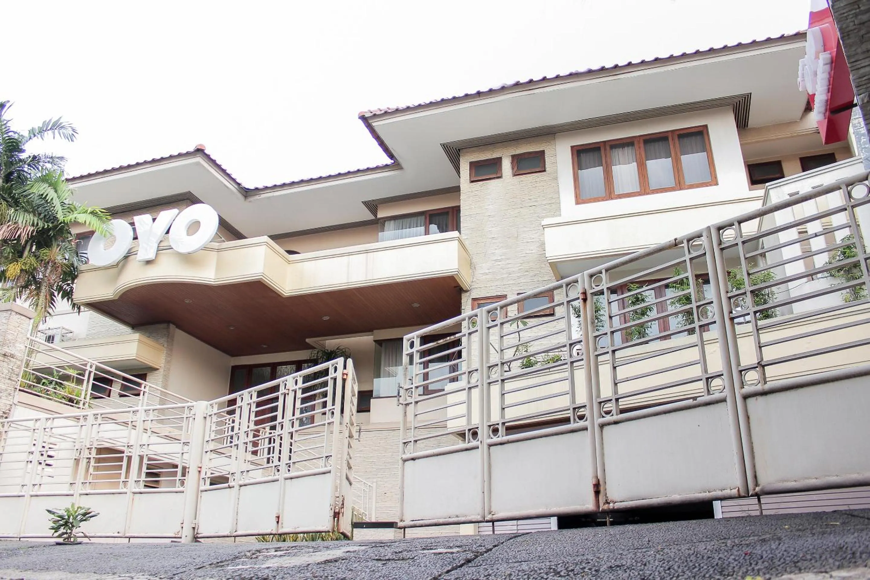Facade/entrance in Hotel O Puri Lotus
