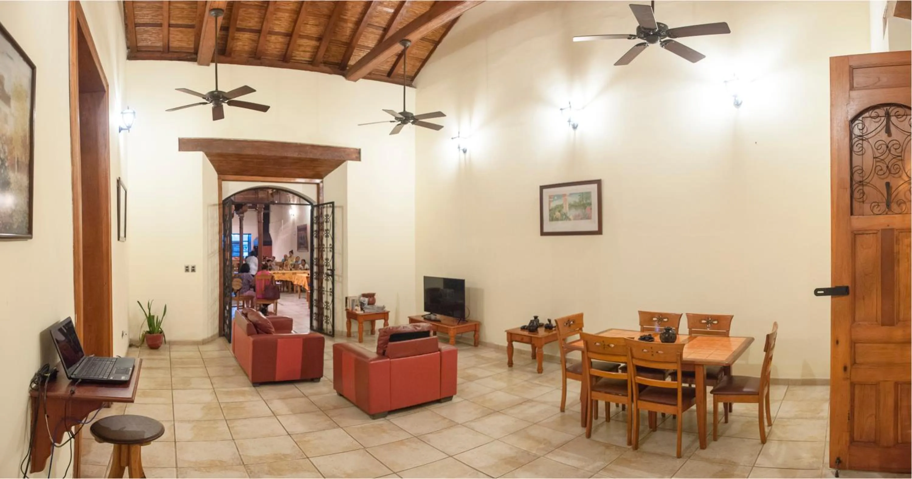 Communal lounge/ TV room in El Almirante