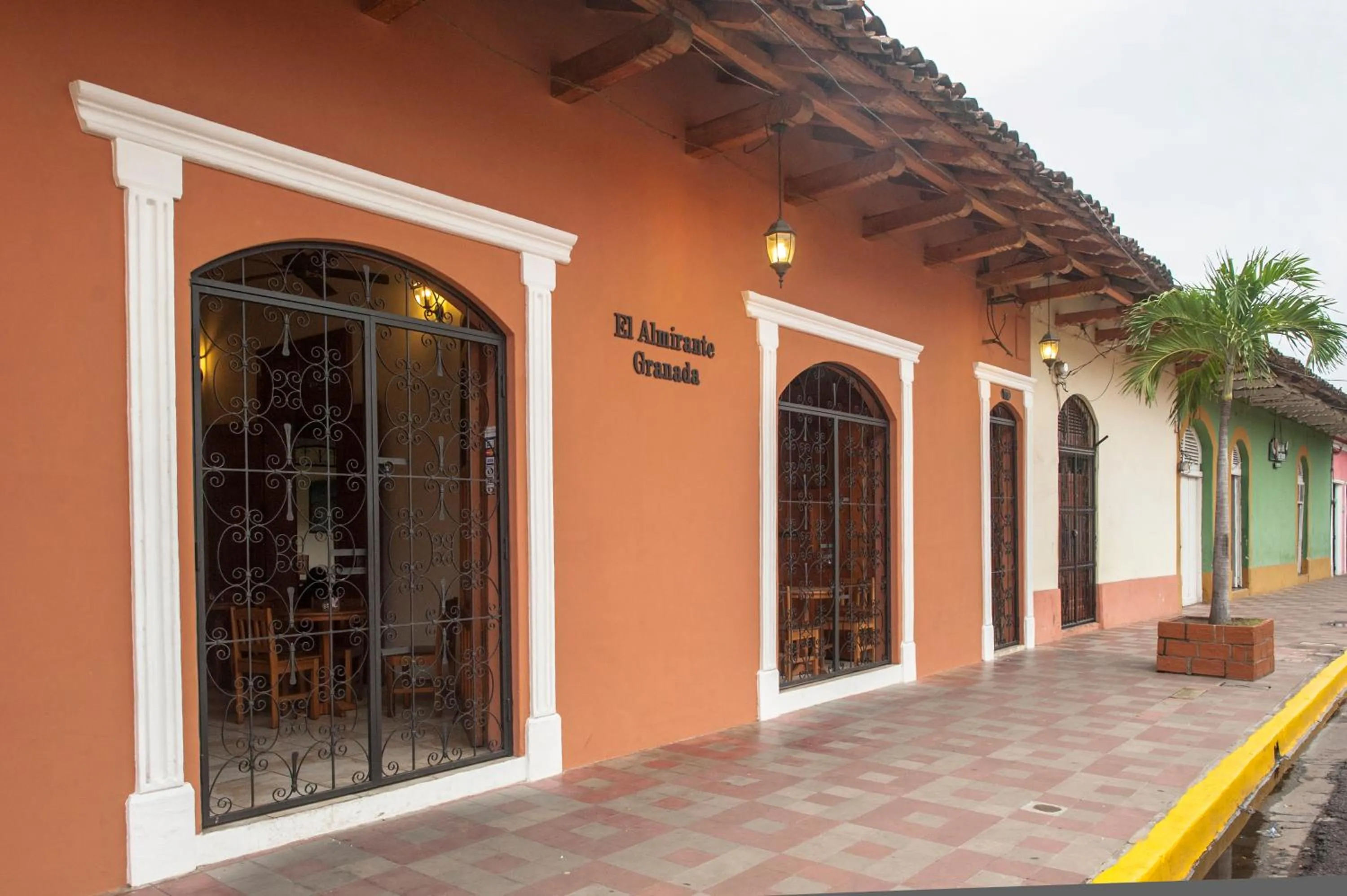 Facade/entrance in El Almirante