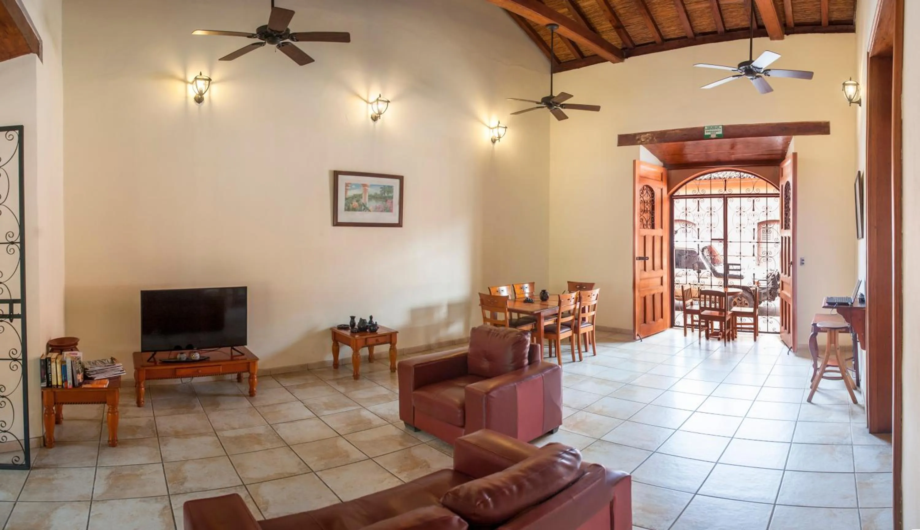 Communal lounge/ TV room in El Almirante