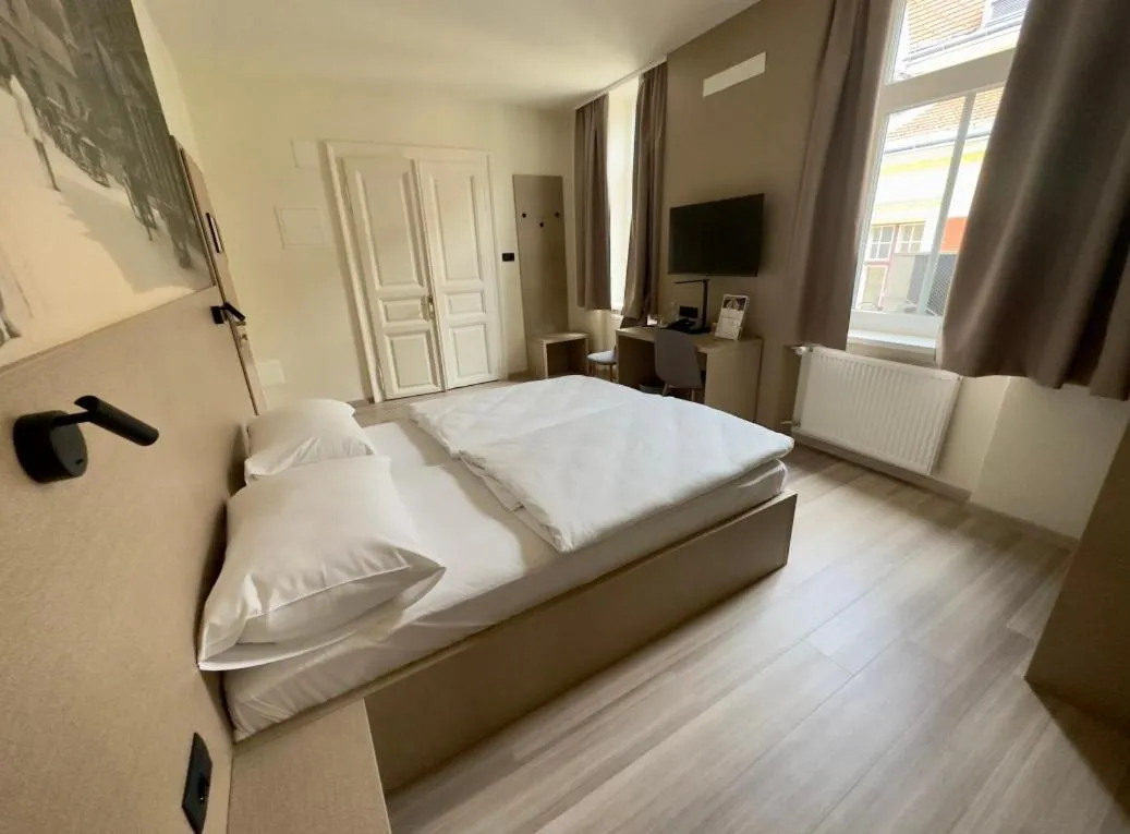 Bedroom, Bed in Hotel Evropa