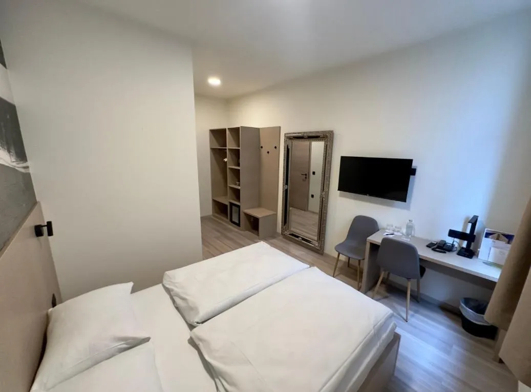 Bedroom, Bed in Hotel Evropa