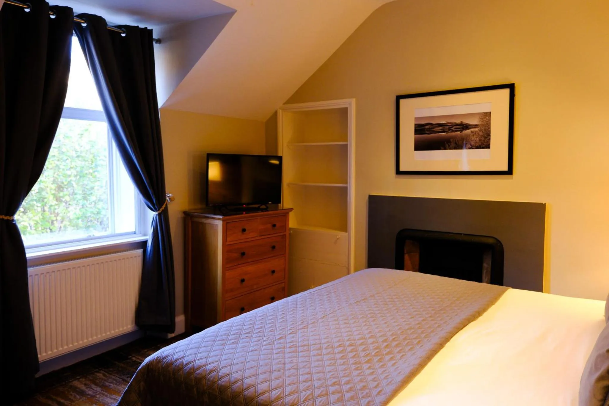 Bedroom, Bed in The Glen Mhor Apartments