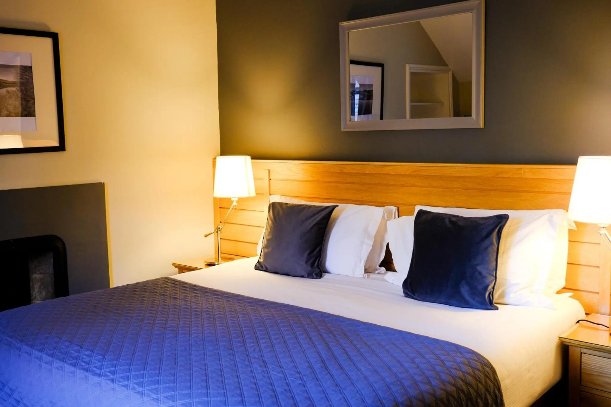 Bedroom, Bed in The Glen Mhor Apartments