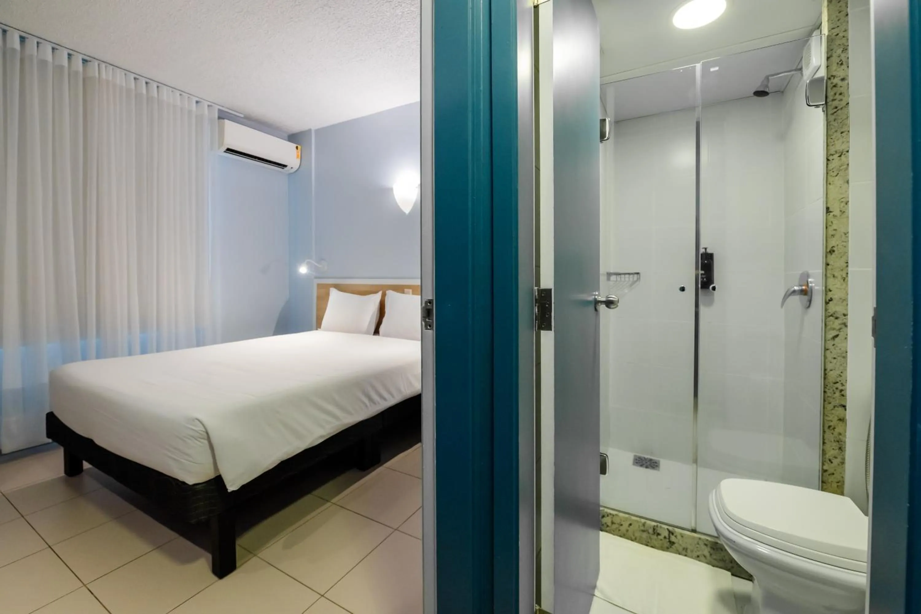 Shower, Bed in ibis Styles Manaus