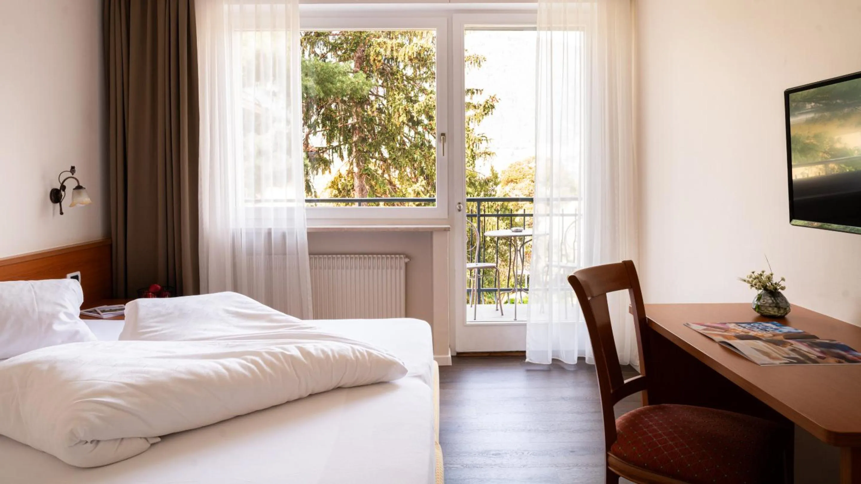 View (from property/room), Bed in Hotel Villa Laurus