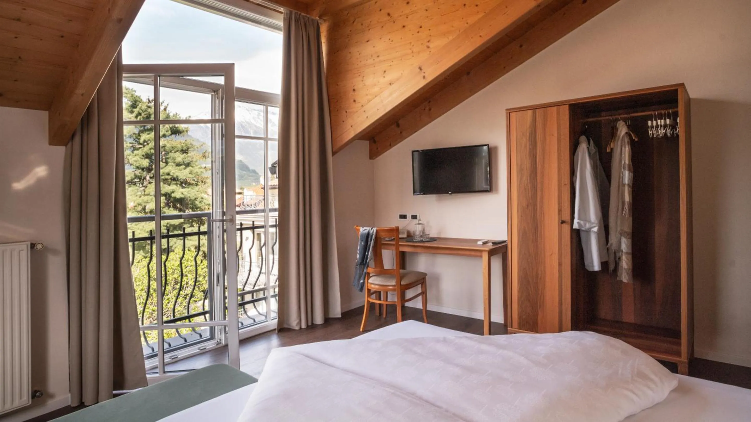 View (from property/room), Bed in Hotel Villa Laurus