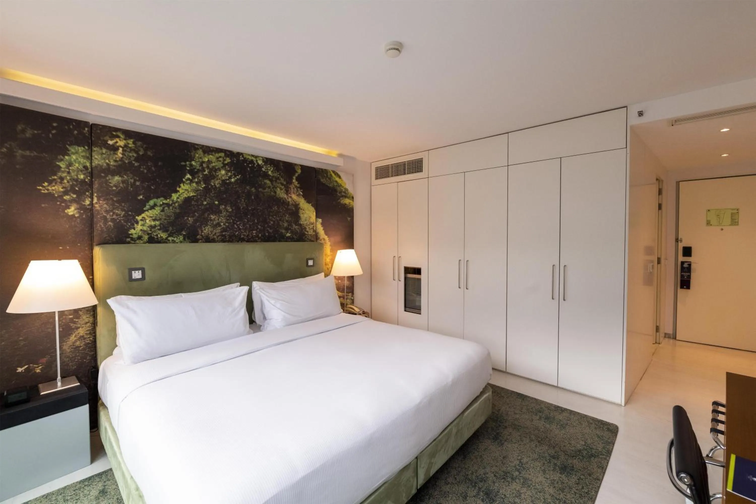 Bed in DoubleTree by Hilton Lisbon Fontana Park