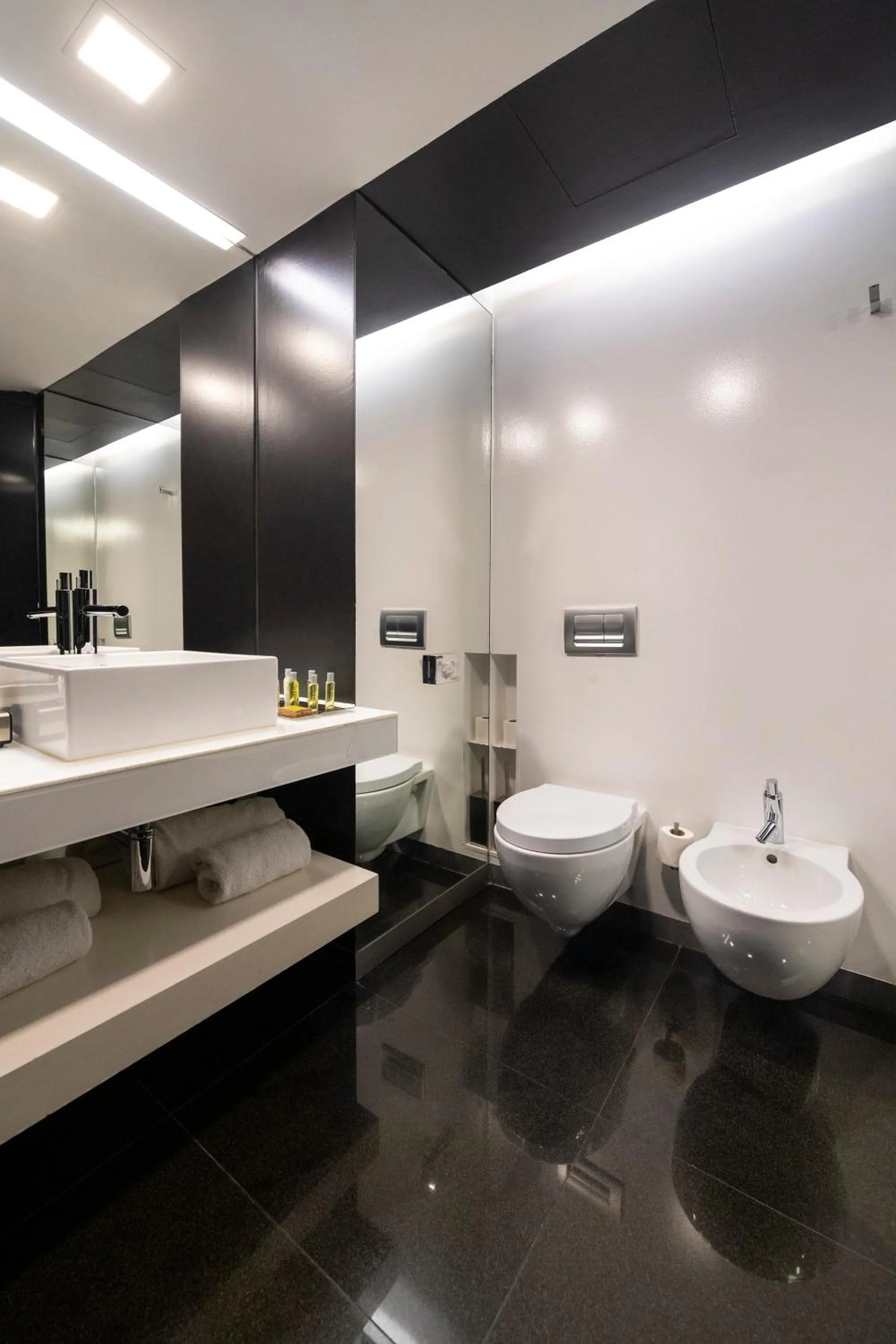 Shower in DoubleTree by Hilton Lisbon Fontana Park