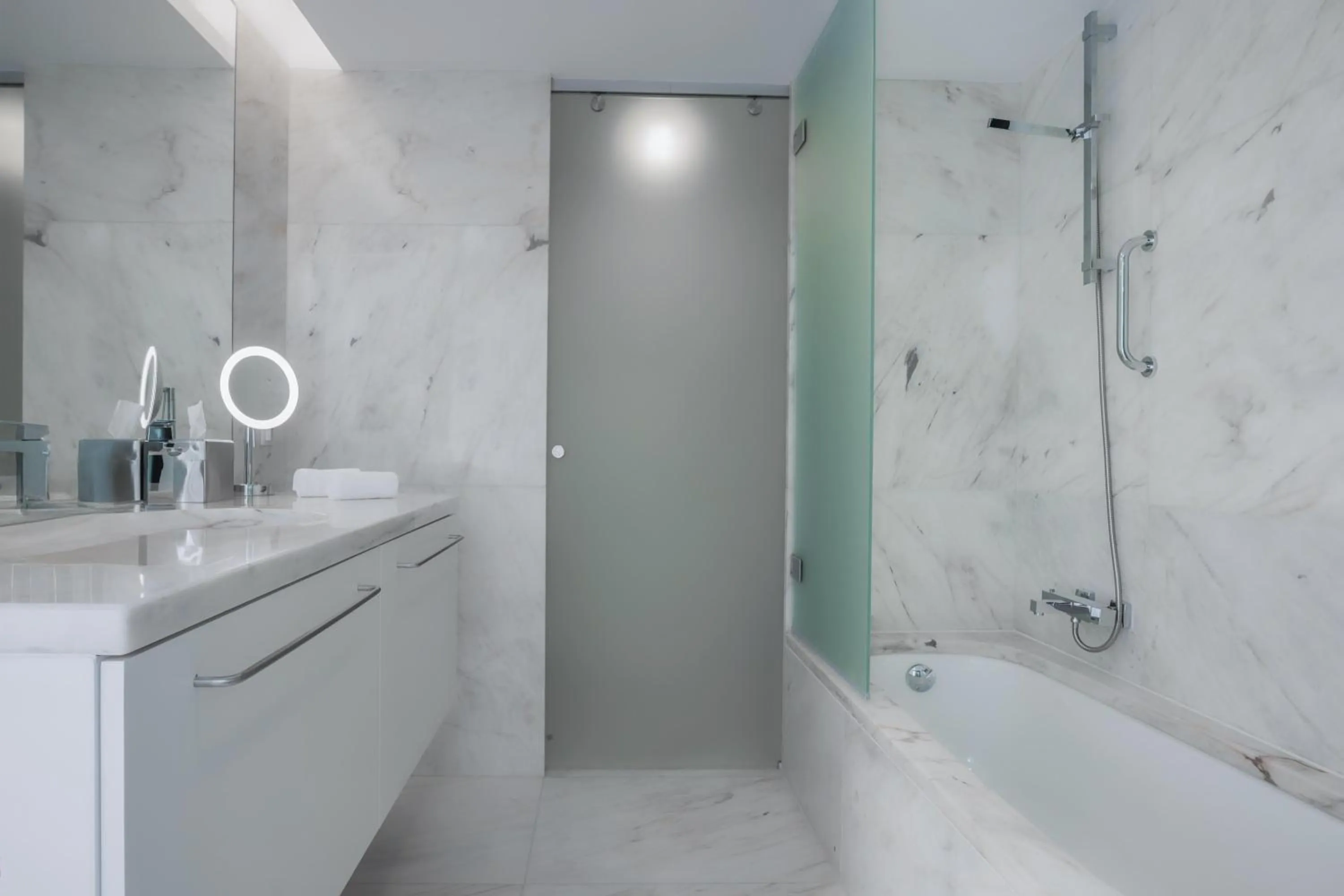 Bedroom in DoubleTree by Hilton Lisbon Fontana Park