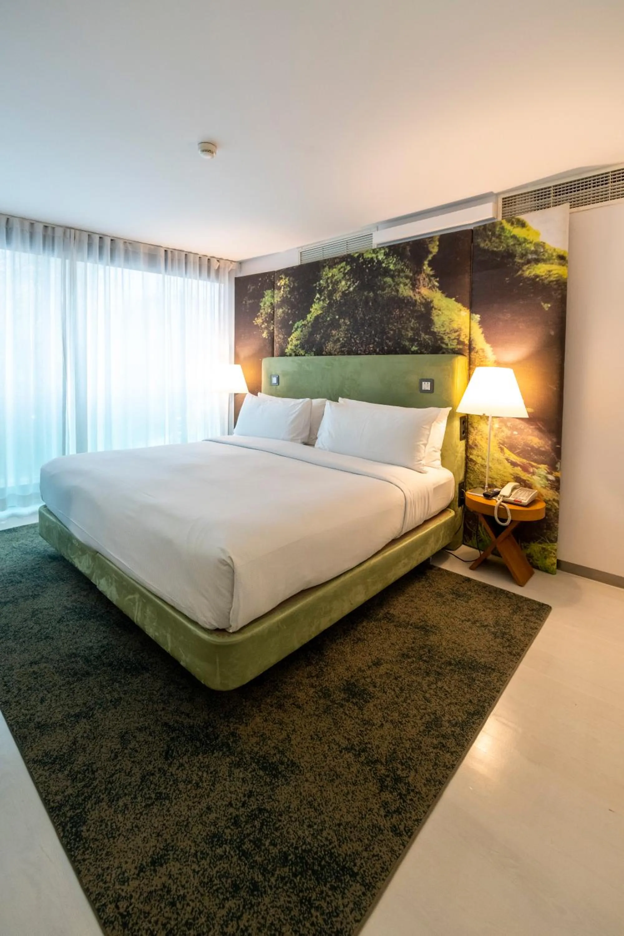 Bed in DoubleTree by Hilton Lisbon Fontana Park