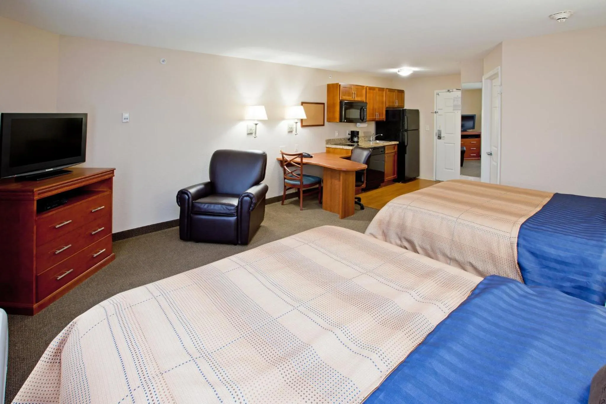 Photo of the whole room, Bed in Candlewood Suites Indianapolis East by IHG