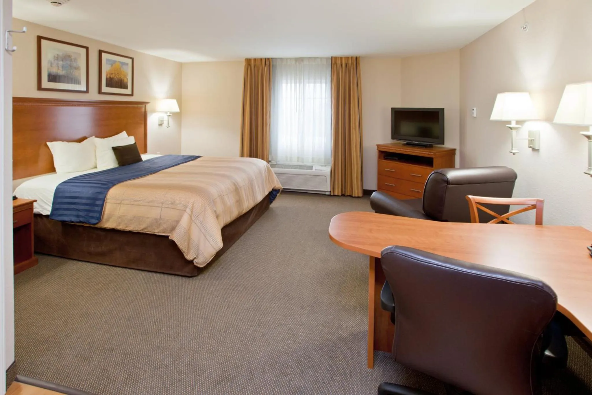 Photo of the whole room, Bed in Candlewood Suites Indianapolis East by IHG