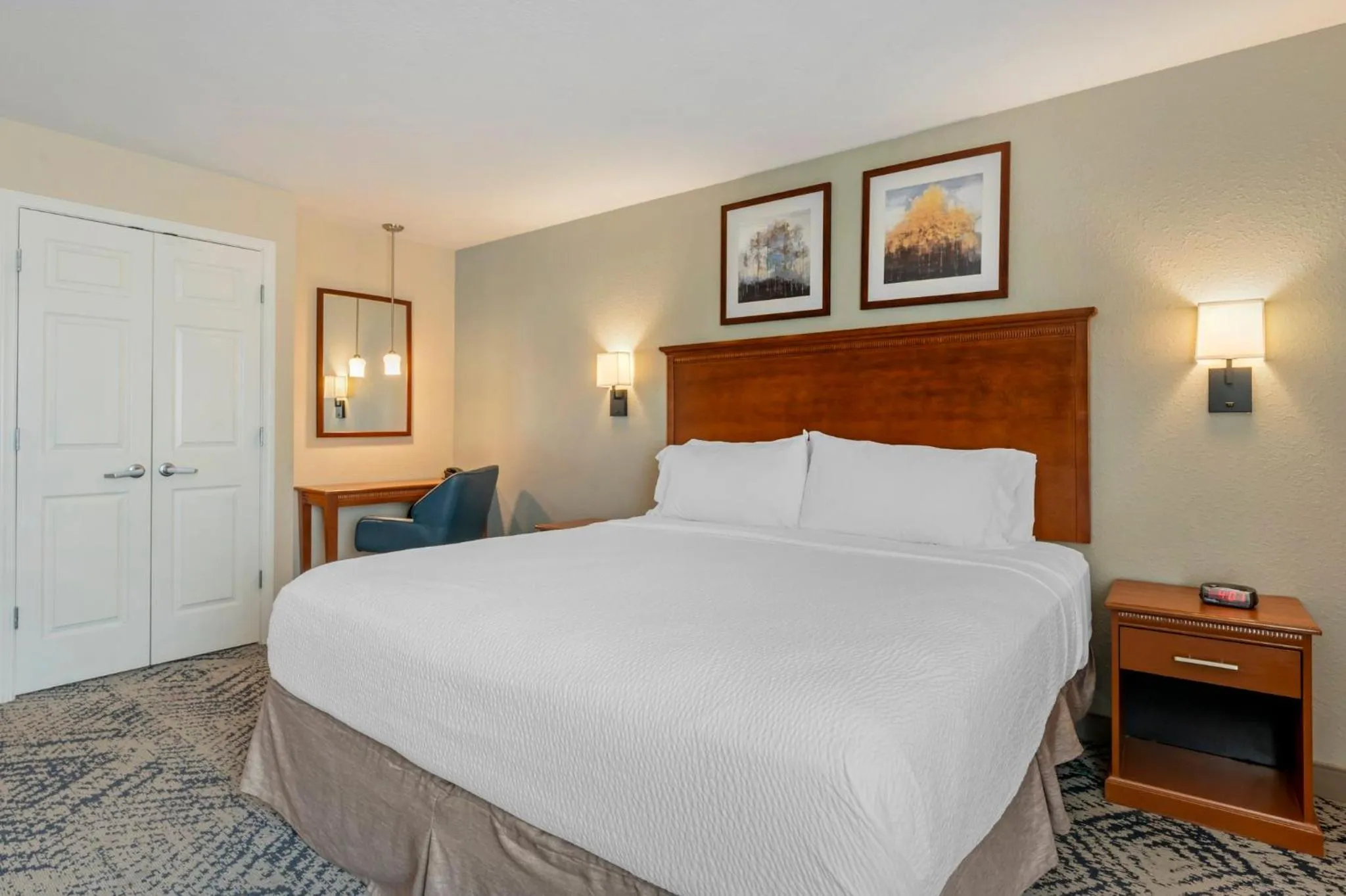 Photo of the whole room, Bed in Candlewood Suites Indianapolis East by IHG