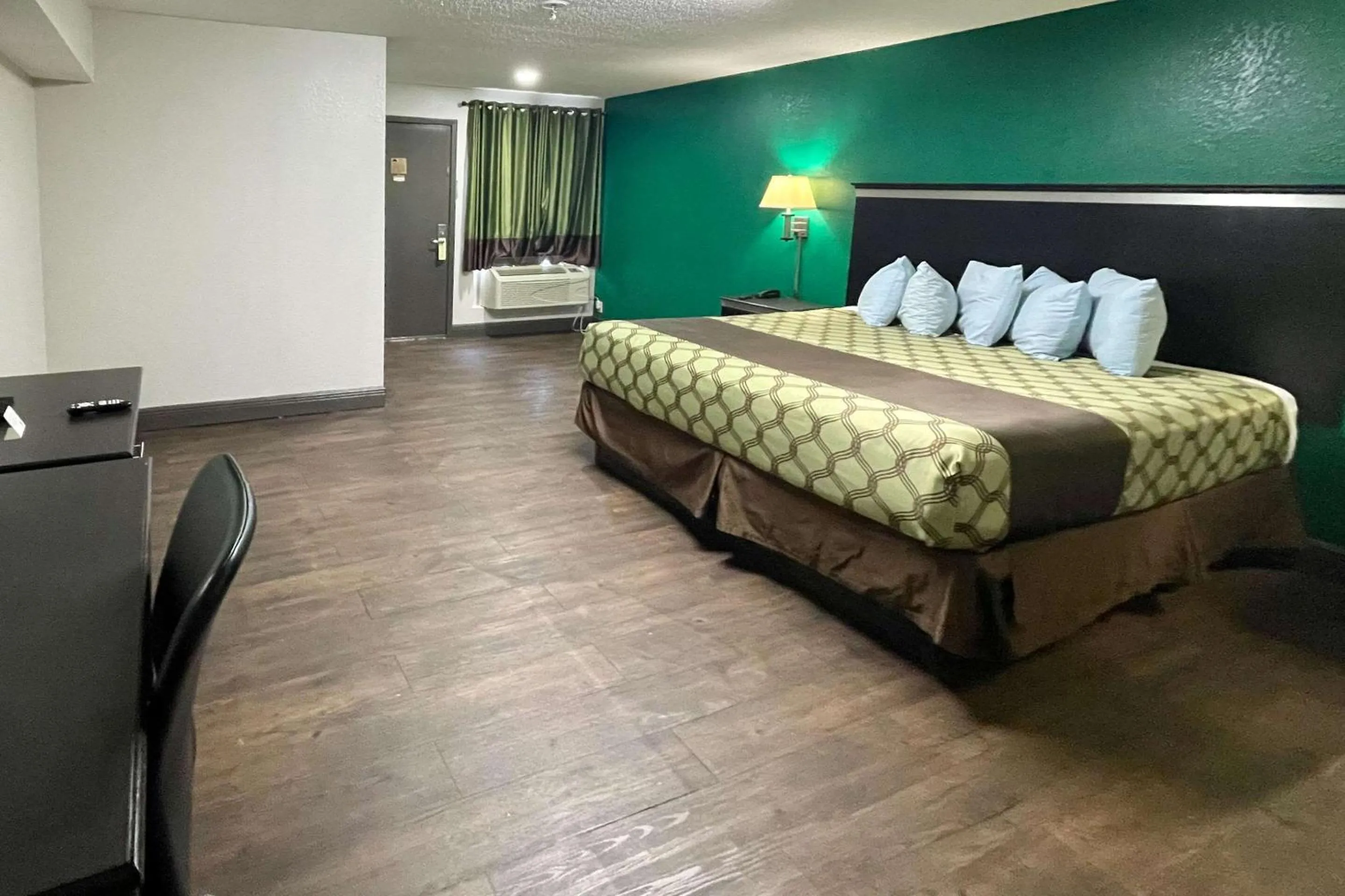 Bedroom, Bed in Rodeway Inn Georgetown