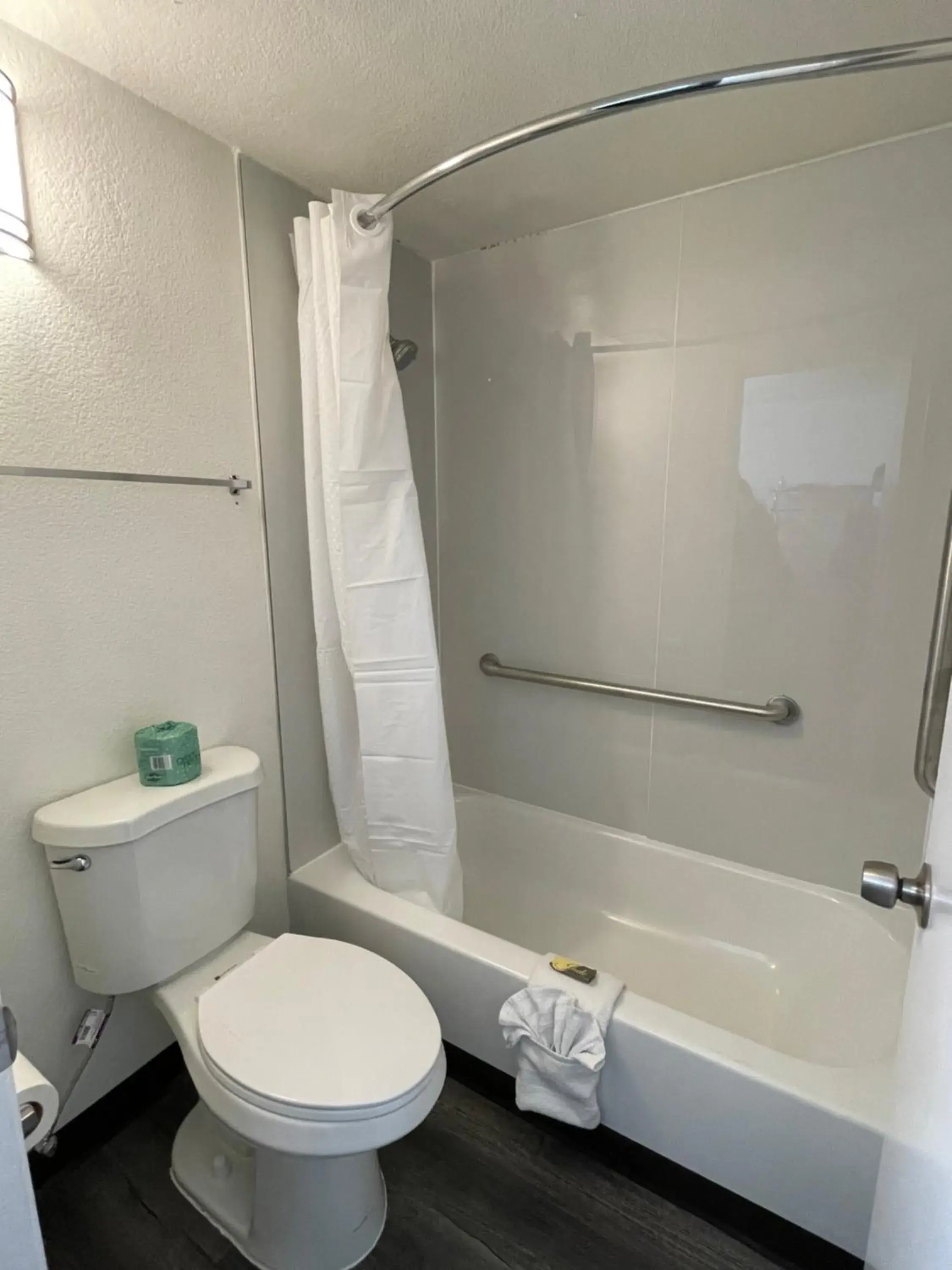 Standard King Room in Masters Inn Atlanta - Doraville at I-85 & 285 Standard King Room in Masters Inn Atlanta - Doraville at I-85 & 285