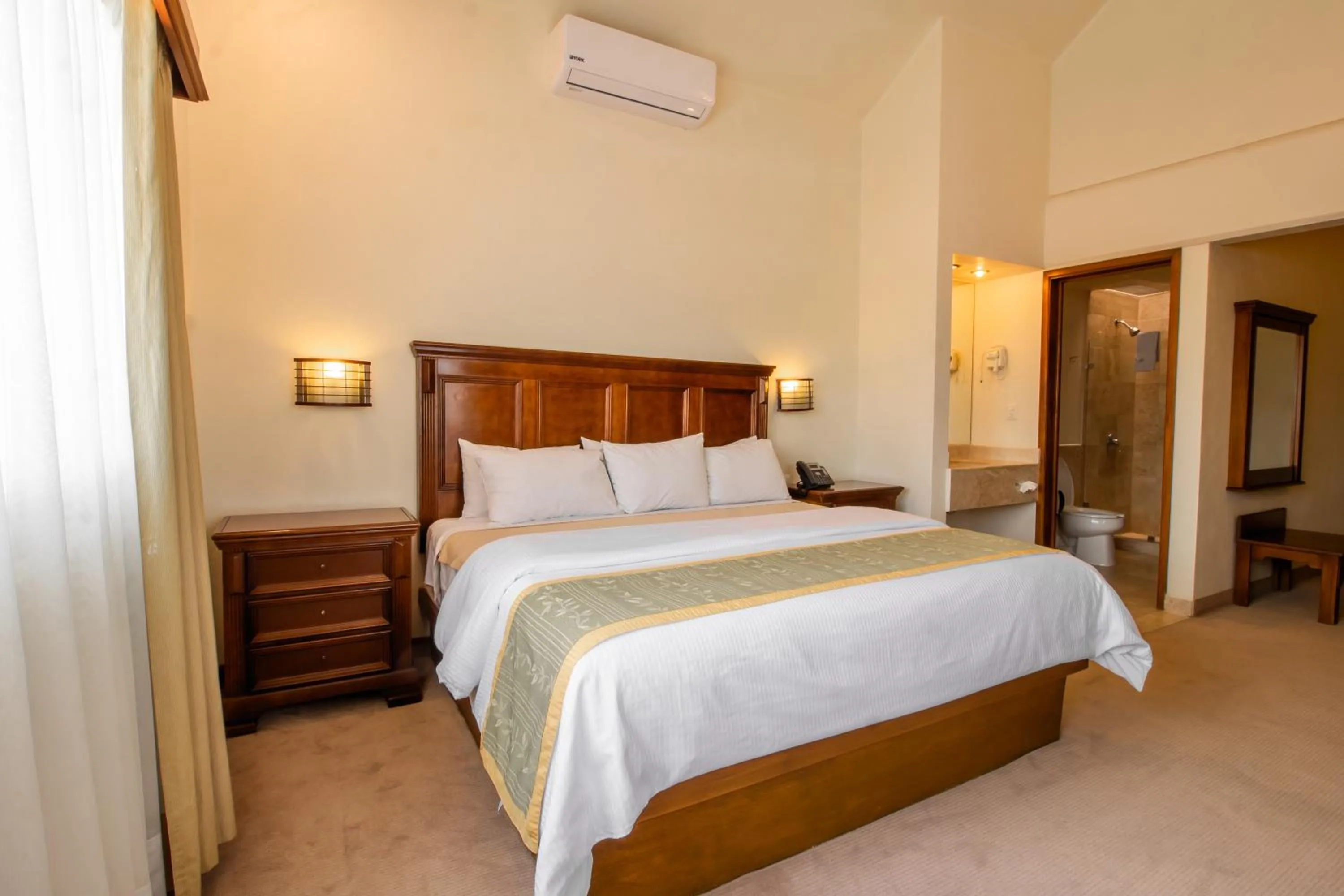 Photo of the whole room in Hecthorny San Carlos Tequisquiapan, BW Signature Collection